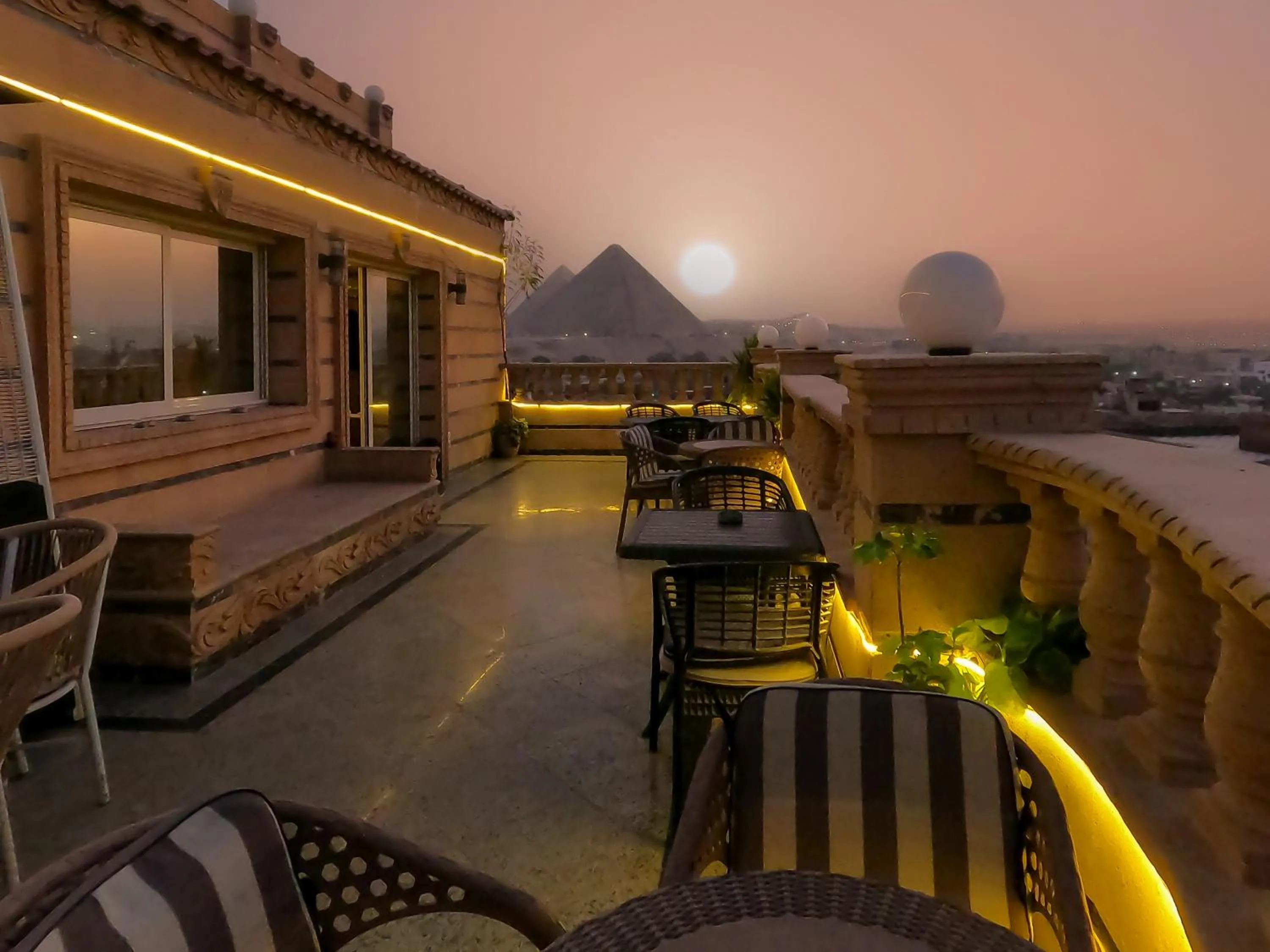 Patio in Crowne Pyramids View inn