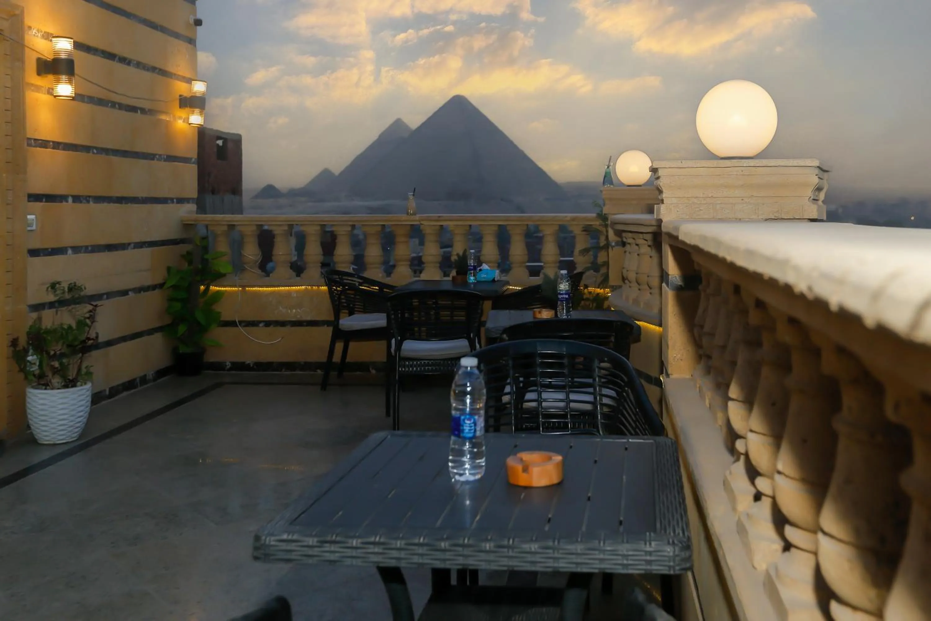 Patio in Crowne Pyramids View inn