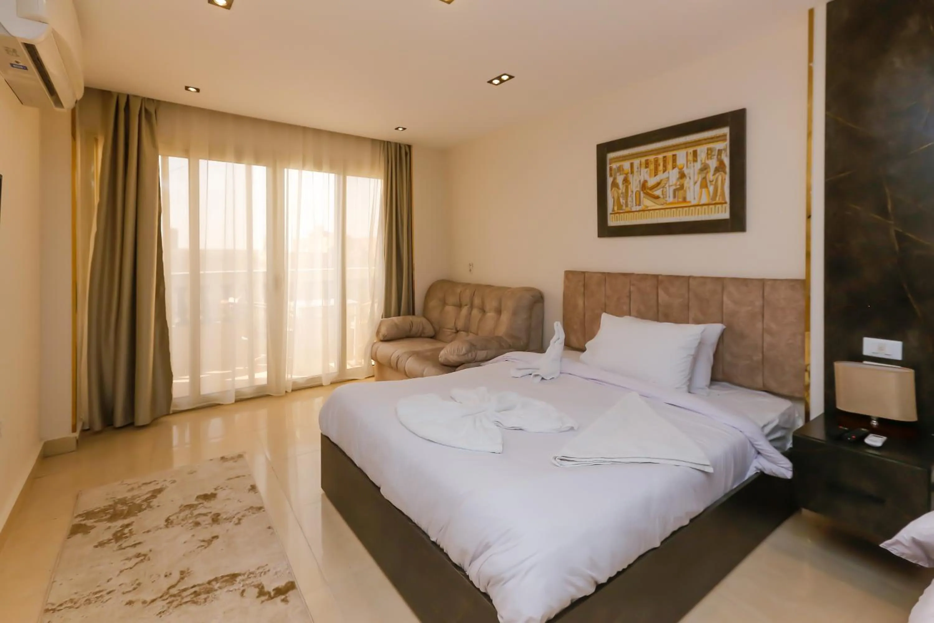 Bedroom, Bed in Crowne Pyramids View inn