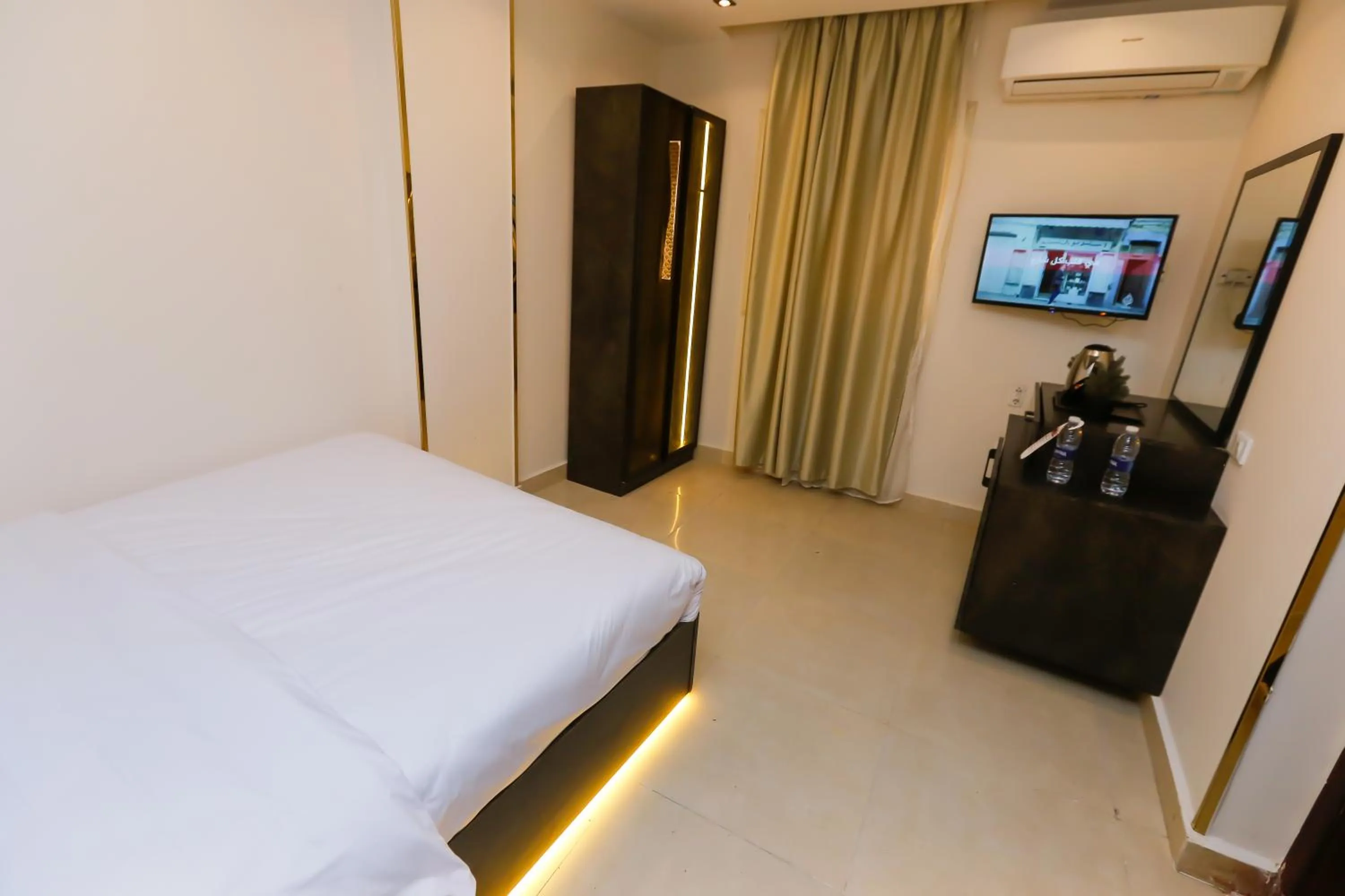 Communal lounge/ TV room, Bed in Crowne Pyramids View inn