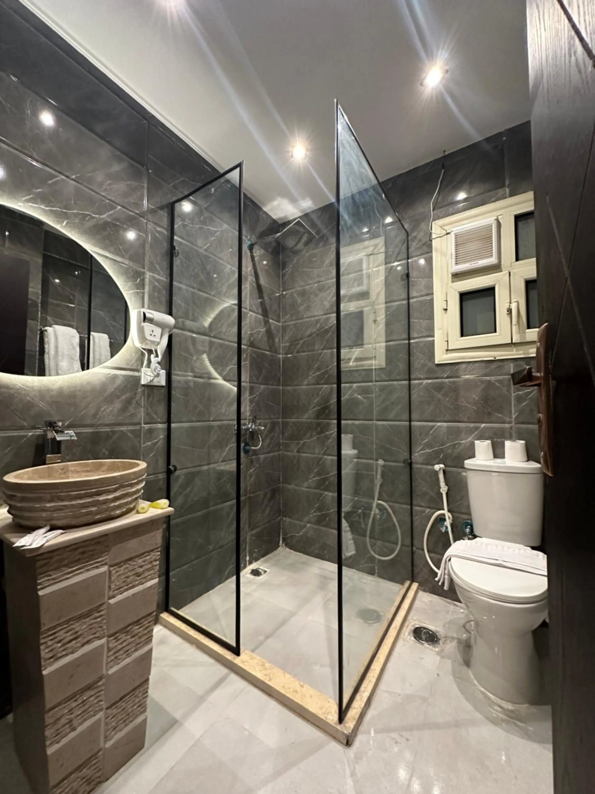 Shower in Crowne Pyramids View inn