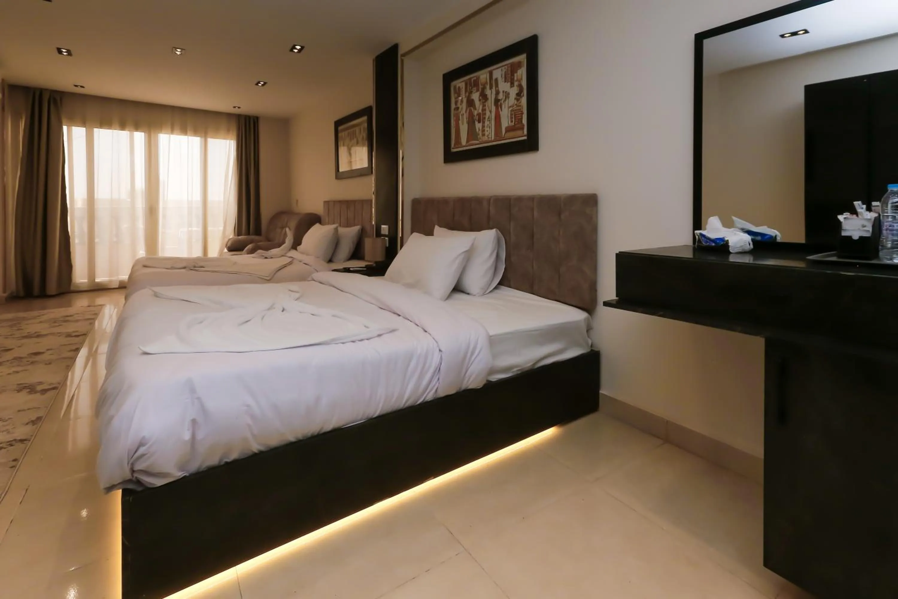 Bedroom, Bed in Crowne Pyramids View inn