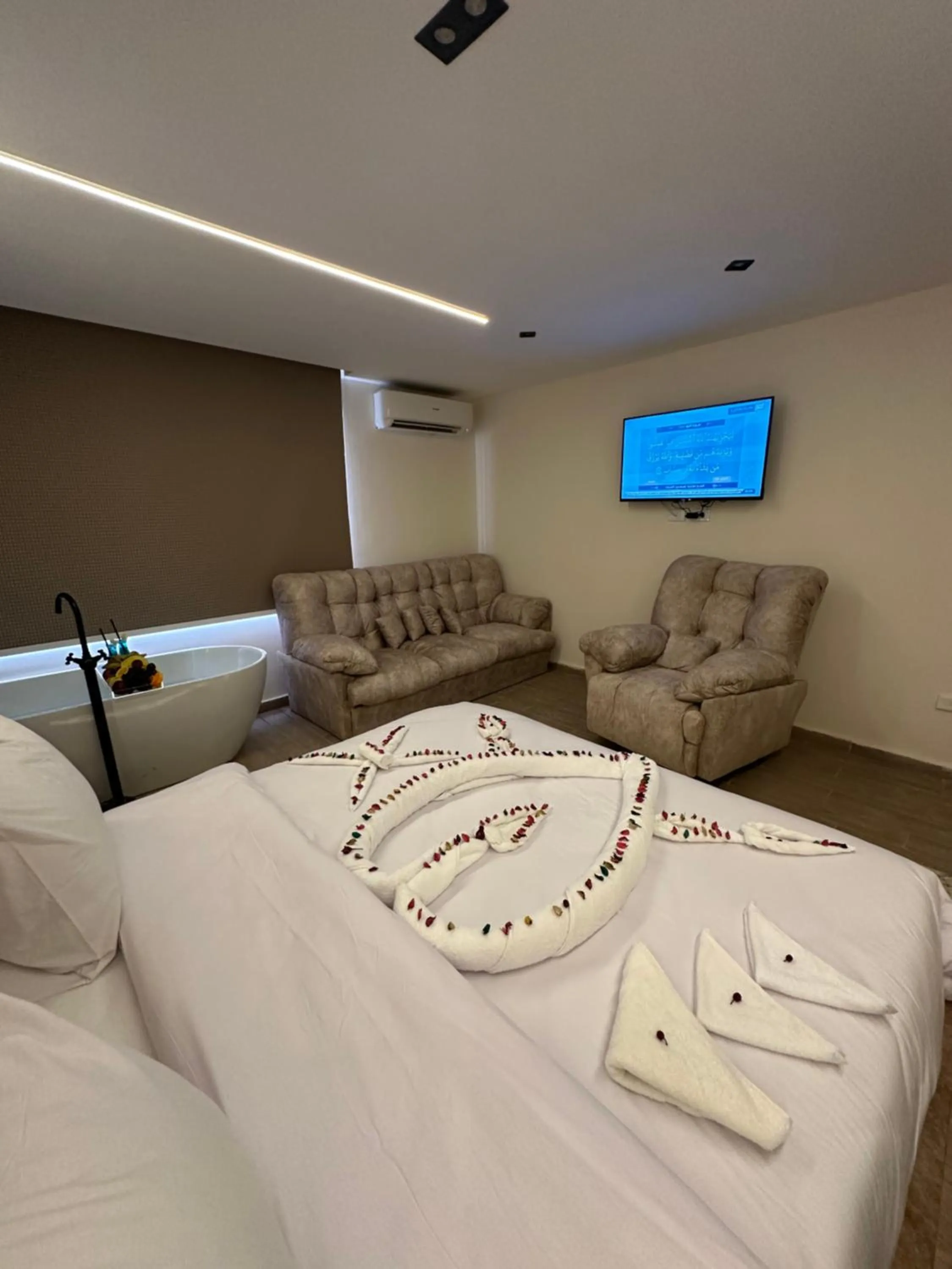 TV and multimedia, Bed in Crowne Pyramids View inn