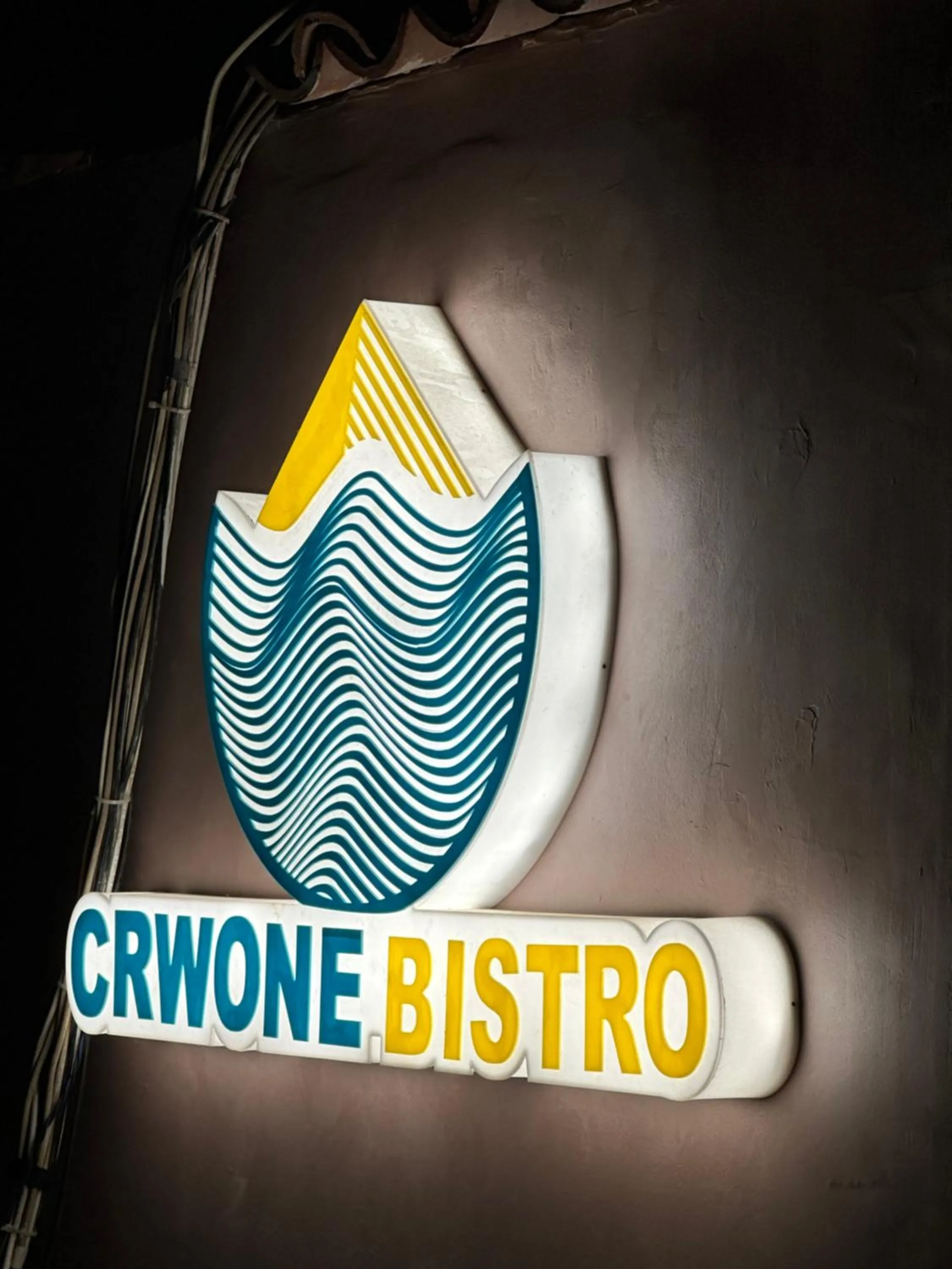 Restaurant/places to eat in Crowne Pyramids View inn