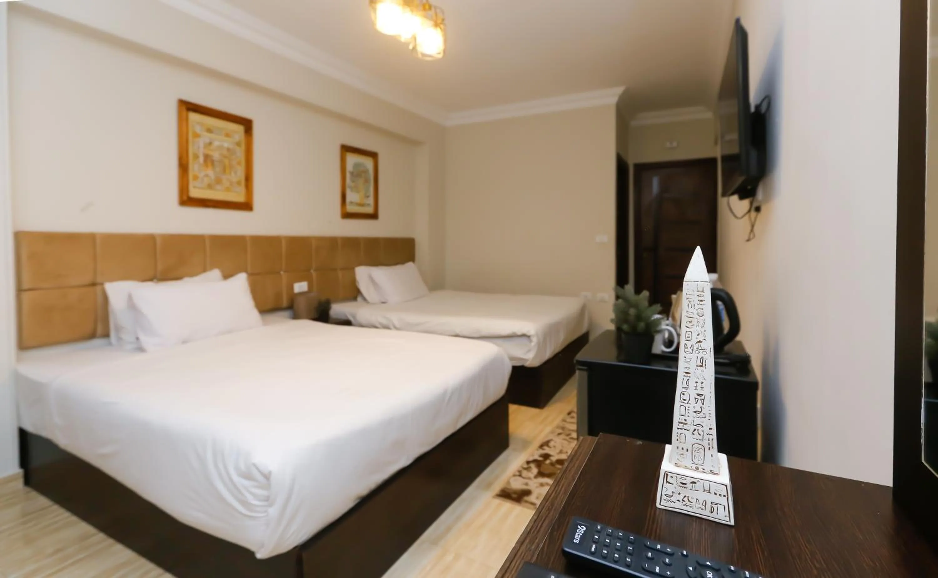 Communal lounge/ TV room, Bed in Crowne Pyramids View inn