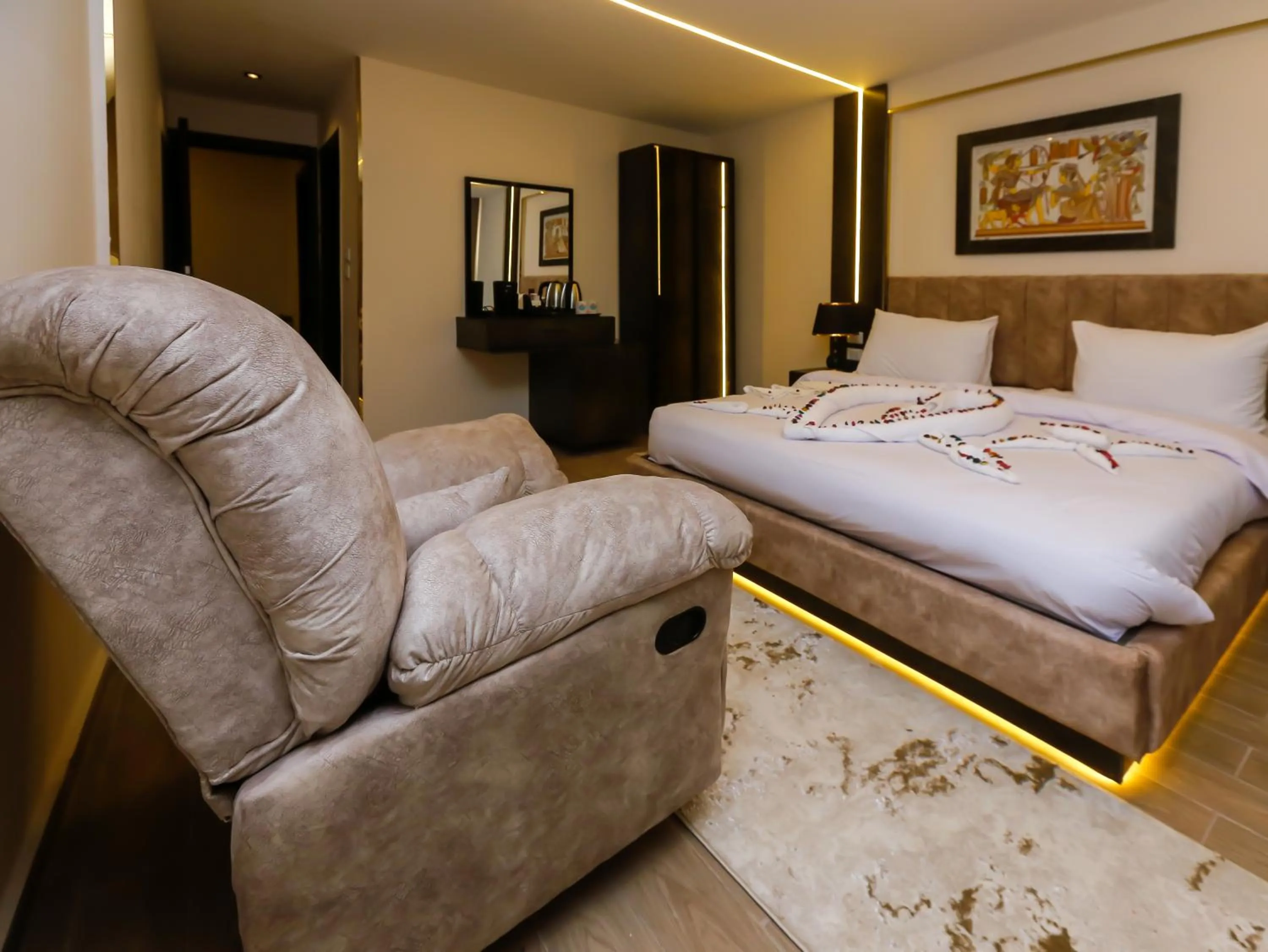 Living room, Bed in Crowne Pyramids View inn