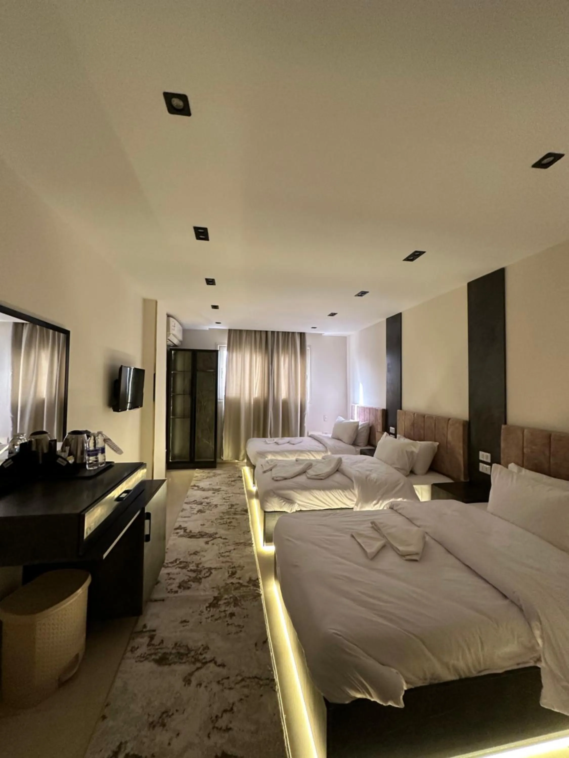 Communal lounge/ TV room, Bed in Crowne Pyramids View inn