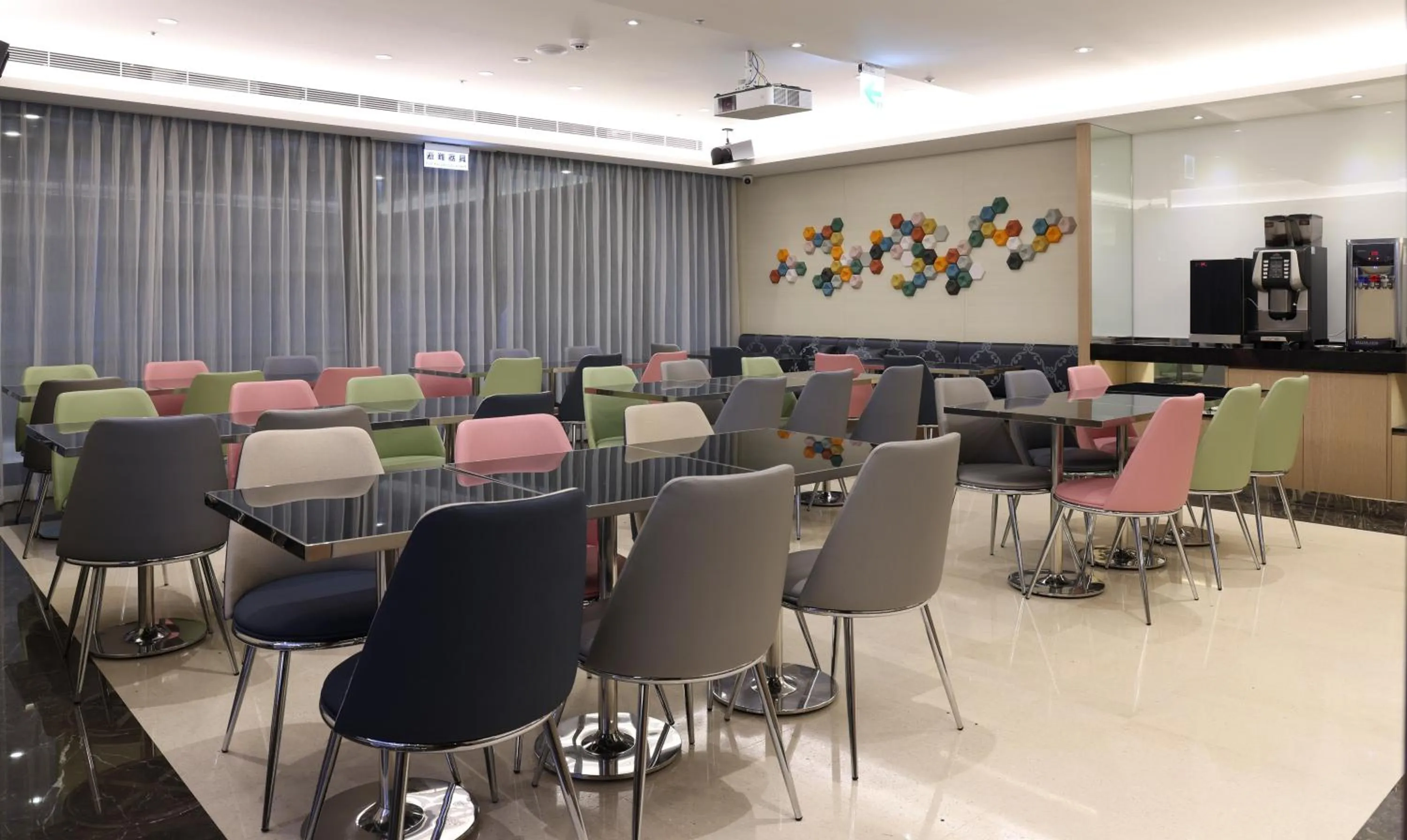 Restaurant/places to eat in Royal Jade Boutique Hotel