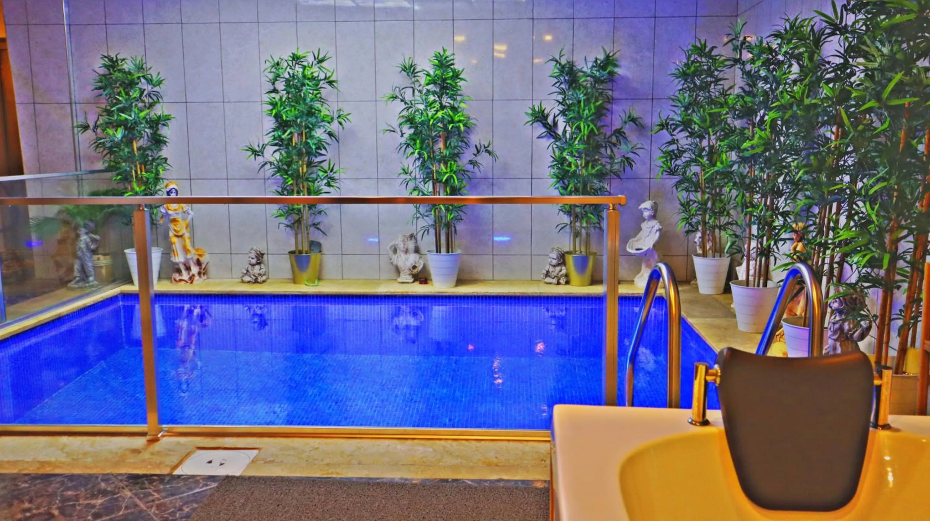 Swimming pool in Fenix loft