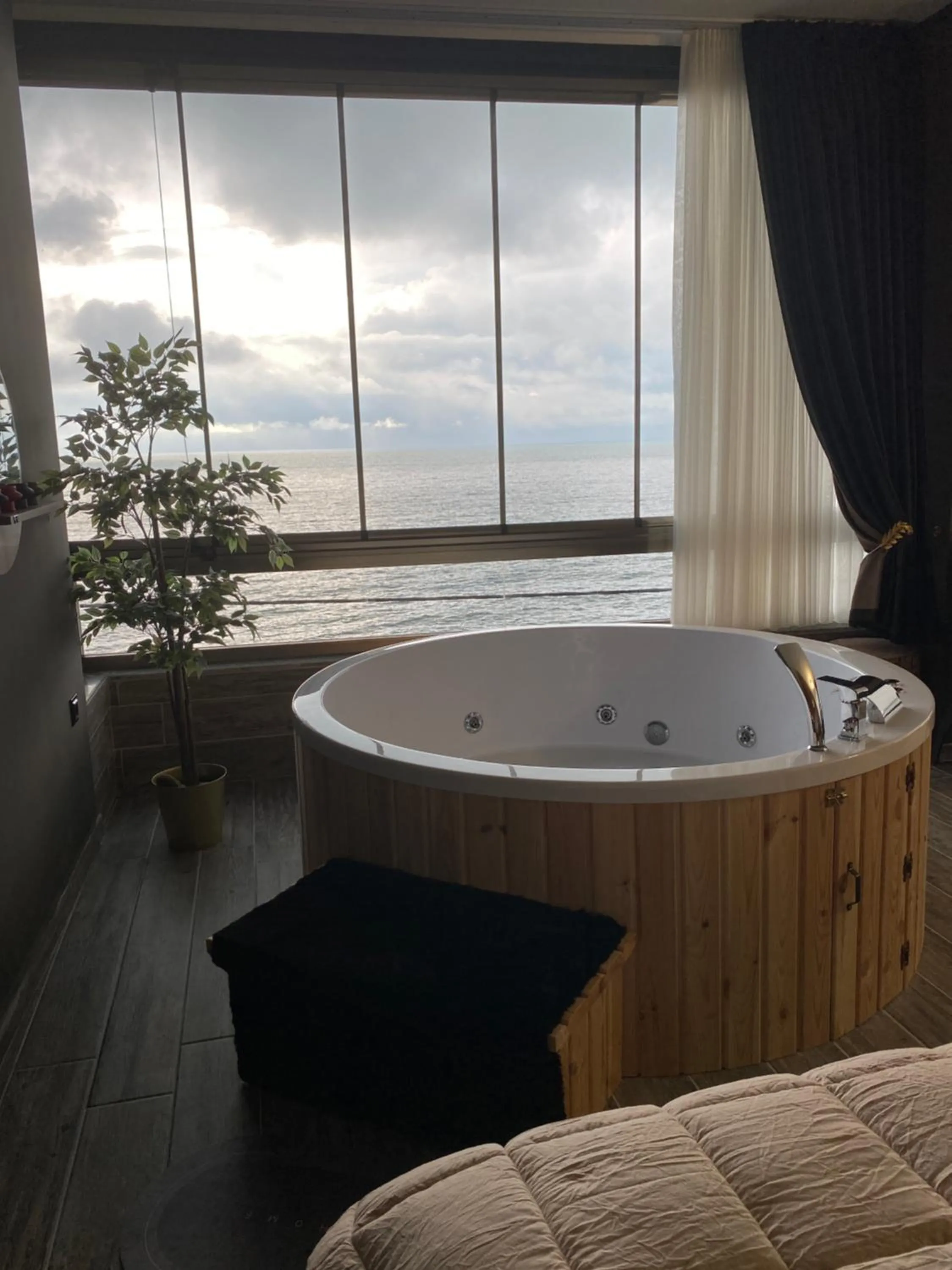 Hot Tub in Fenix loft