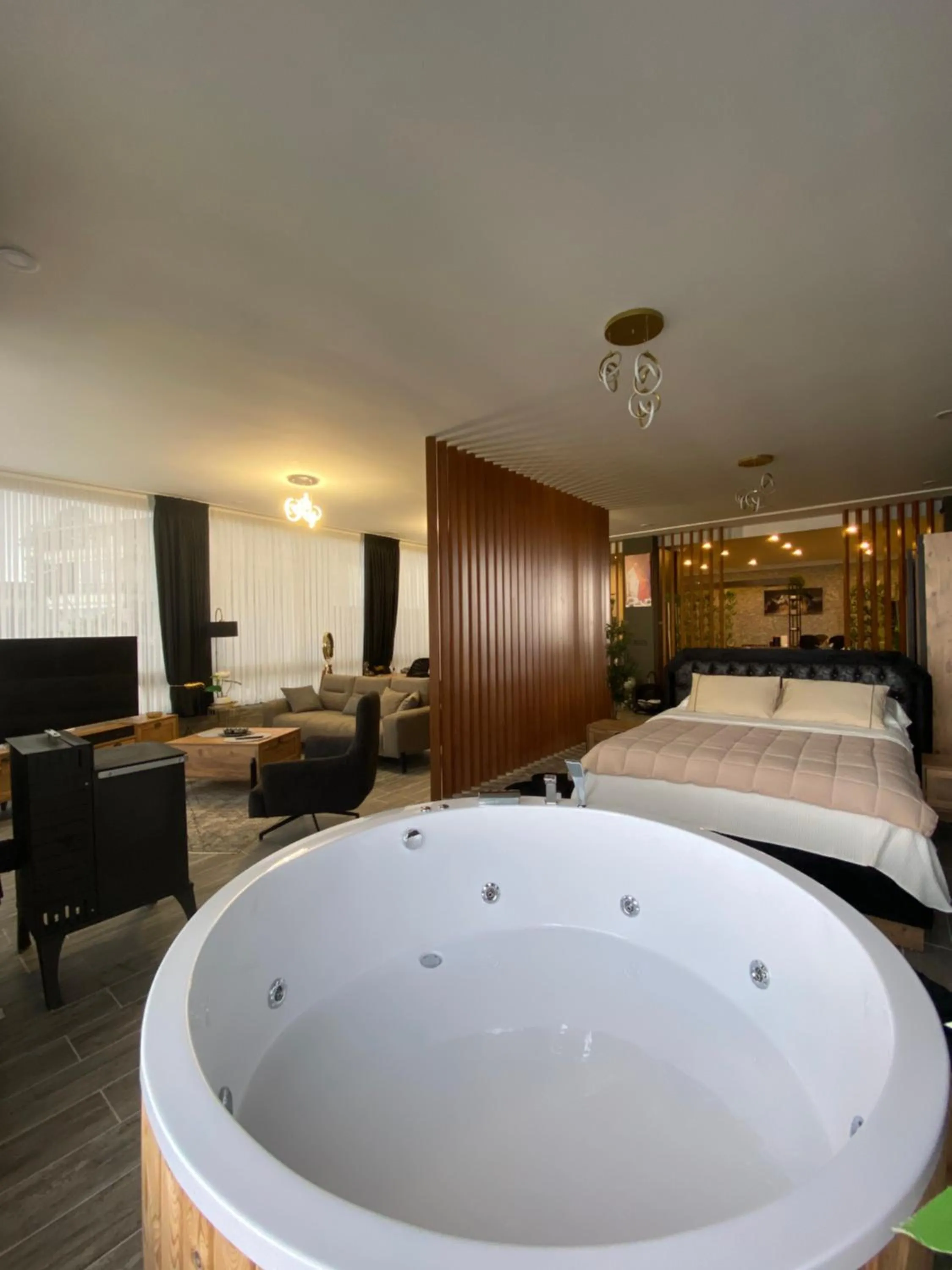 Hot Tub, Bed in Fenix loft