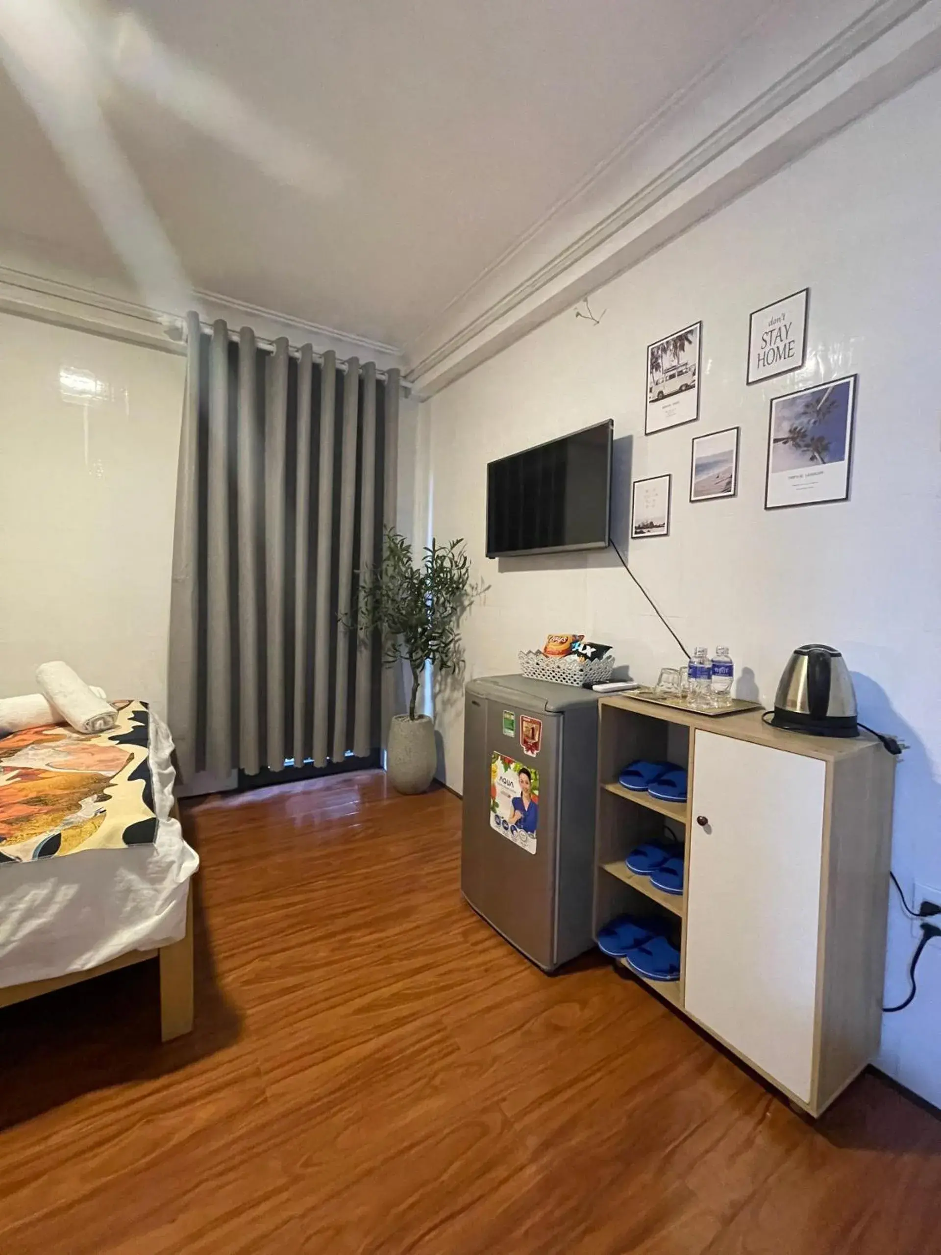 Communal lounge/ TV room, Bed in Jasmine Hotel Communal lounge/ TV room, Bed in Jasmine Hotel