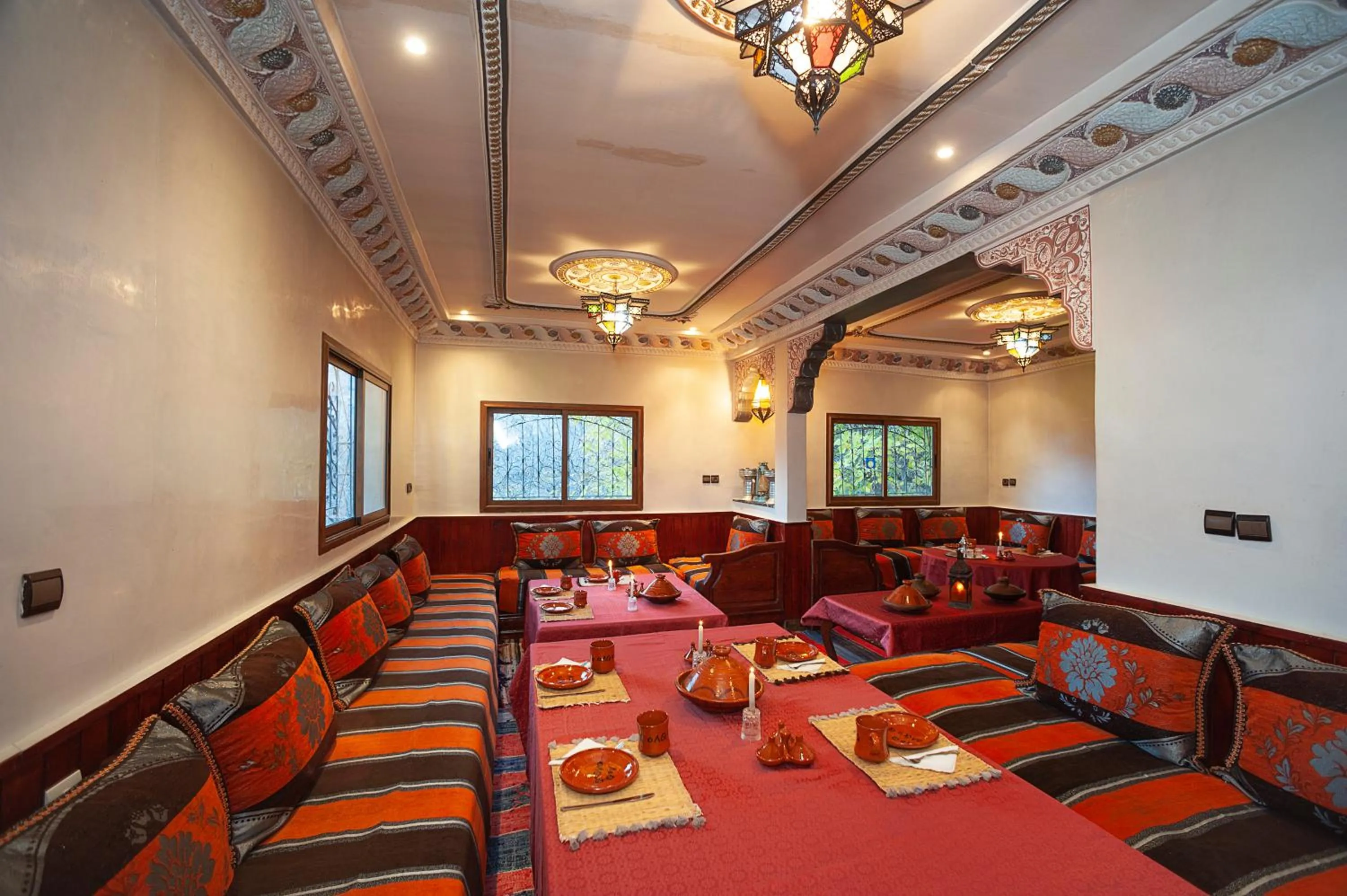 Restaurant/places to eat in Dar Adrar