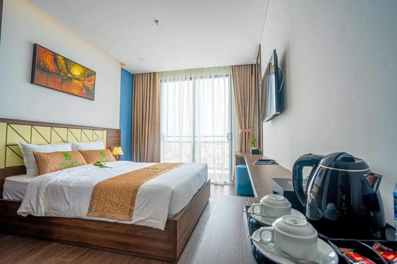 Photo of the whole room, Bed in Minh Quan Hotel - Da Nang Center By HOS