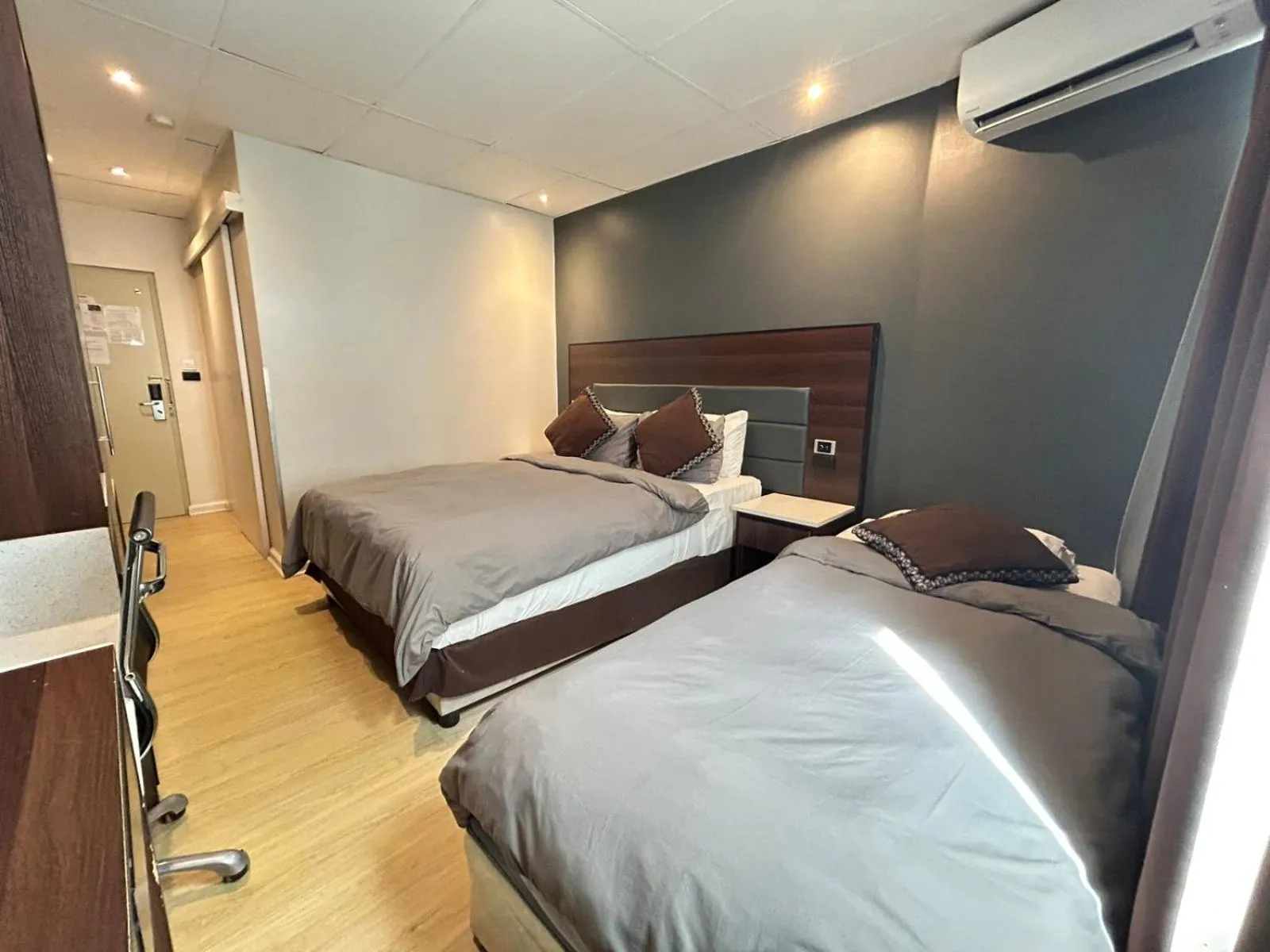 Bedroom, Bed in Smugglers Cove Beach Resort & Hotel