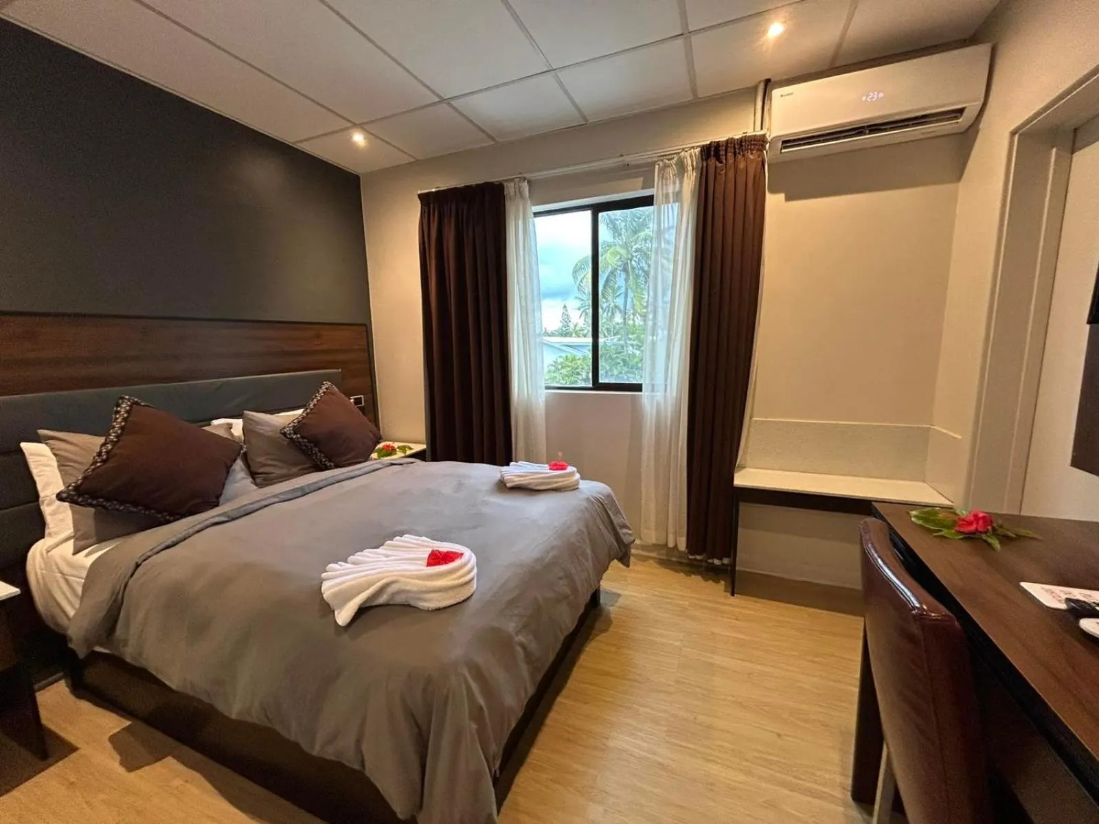 Bedroom, Bed in Smugglers Cove Beach Resort & Hotel