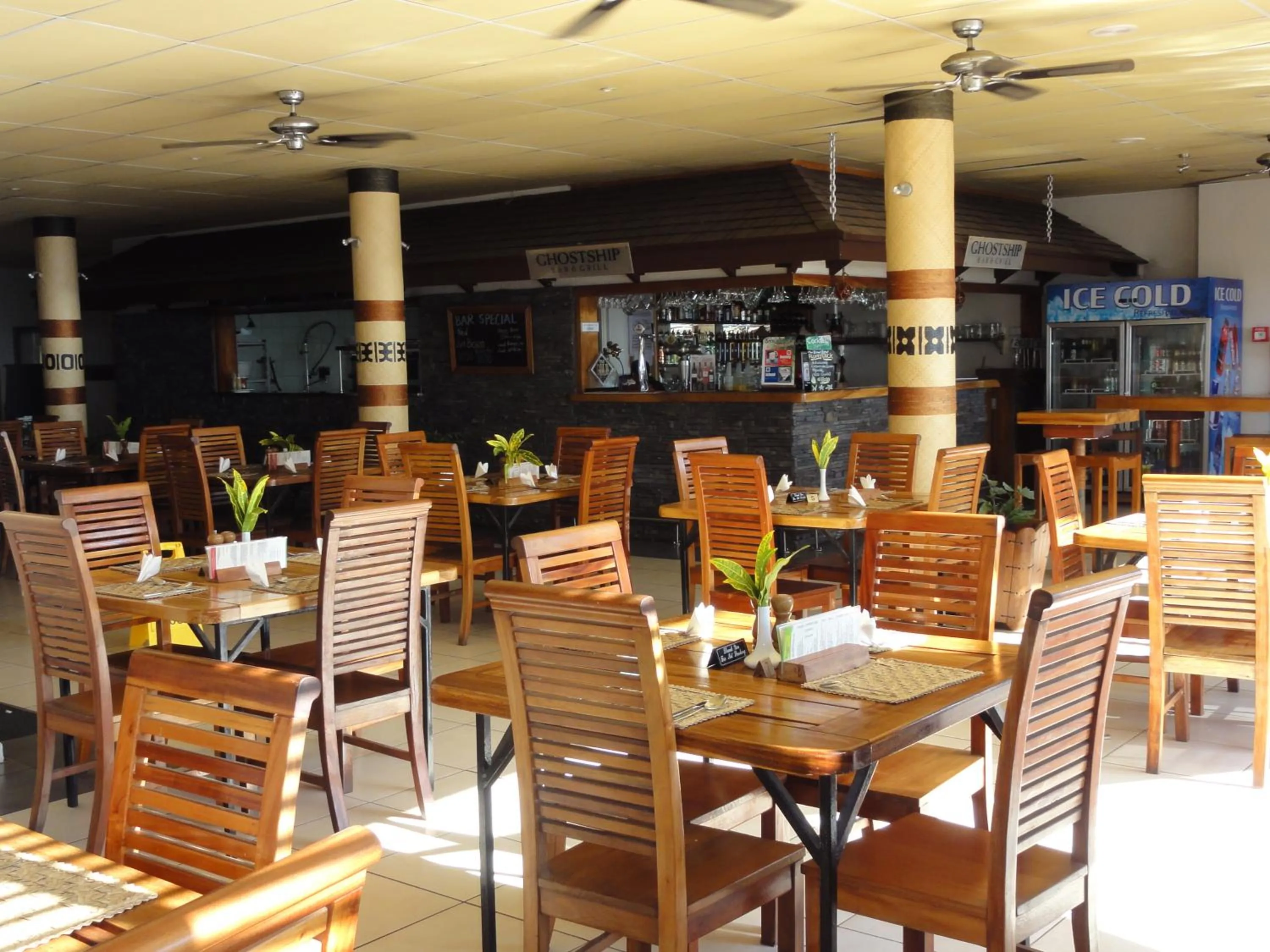 Restaurant/places to eat in Smugglers Cove Beach Resort & Hotel