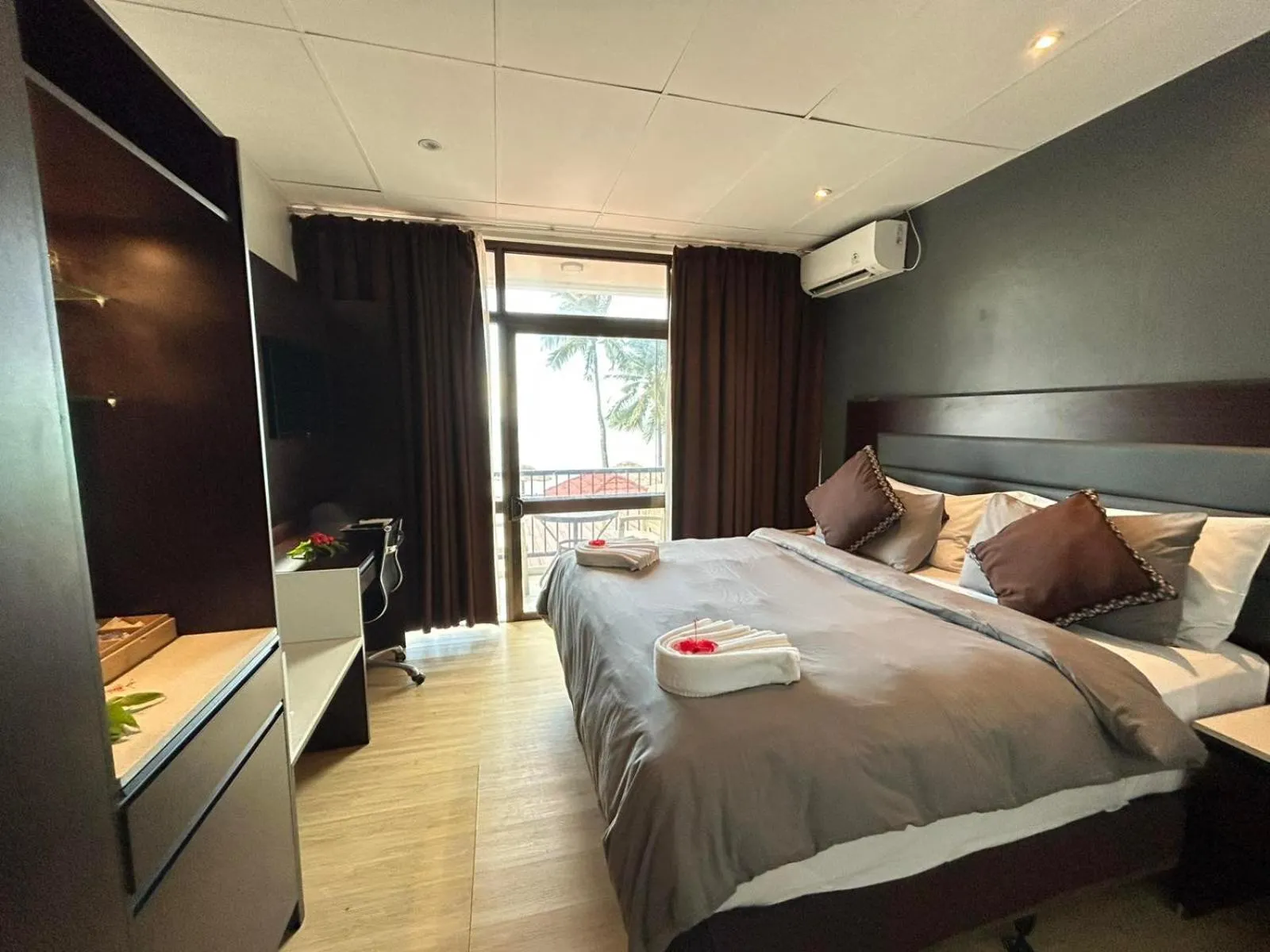 View (from property/room), Bed in Smugglers Cove Beach Resort & Hotel