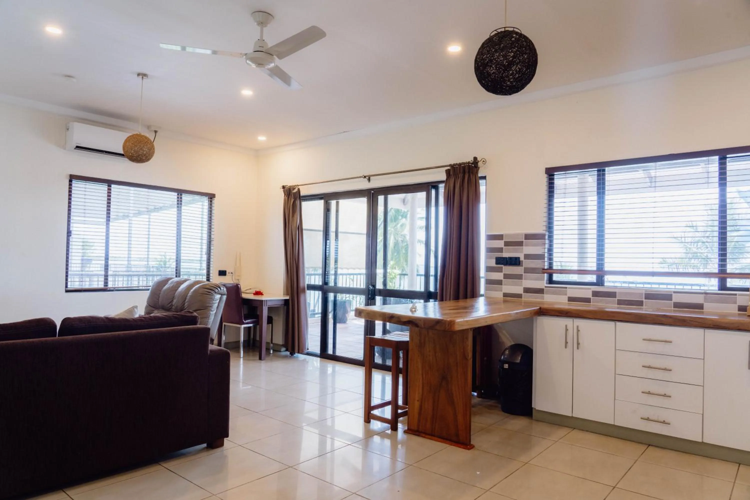 Living room in Smugglers Cove Beach Resort & Hotel