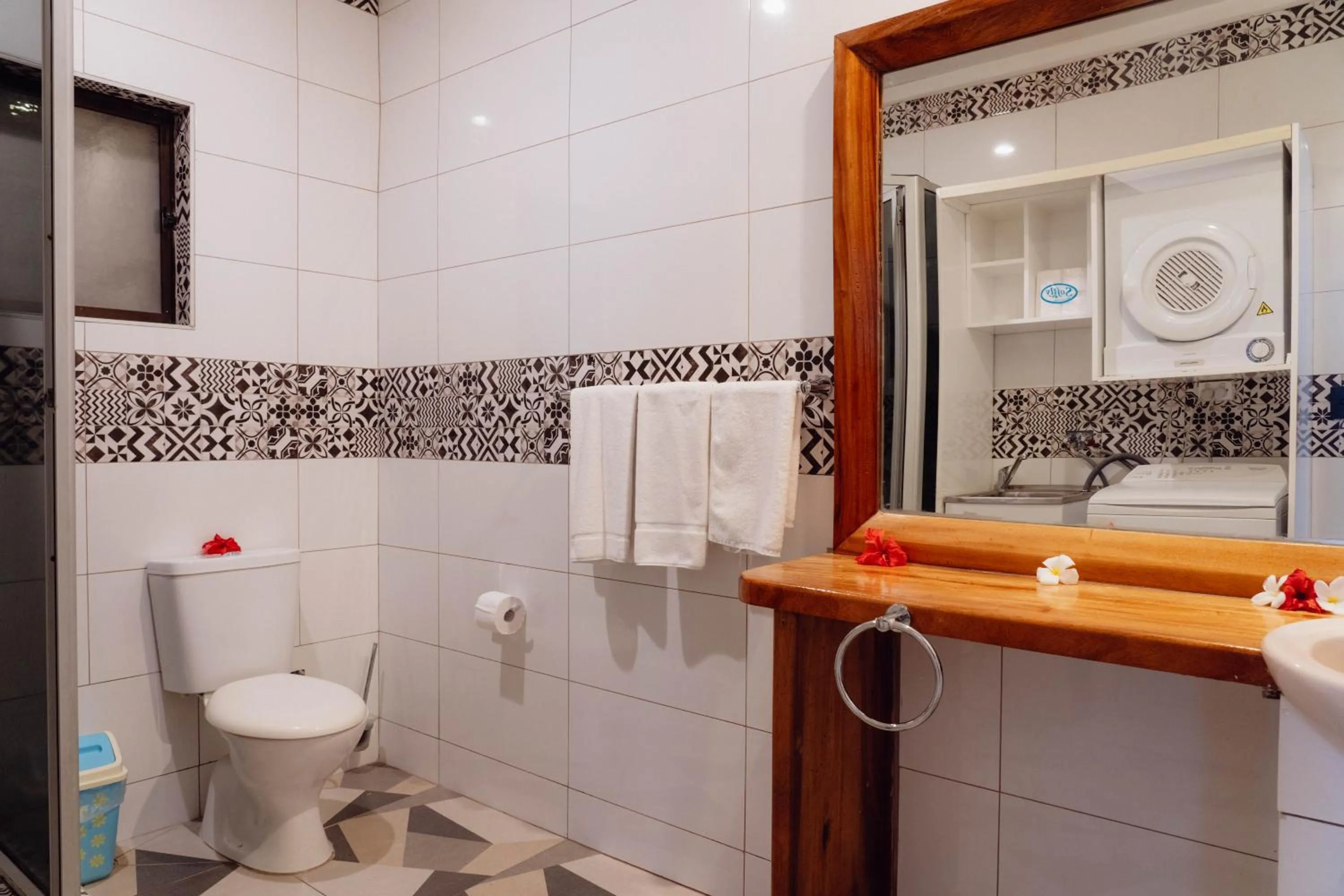 Bathroom in Smugglers Cove Beach Resort & Hotel