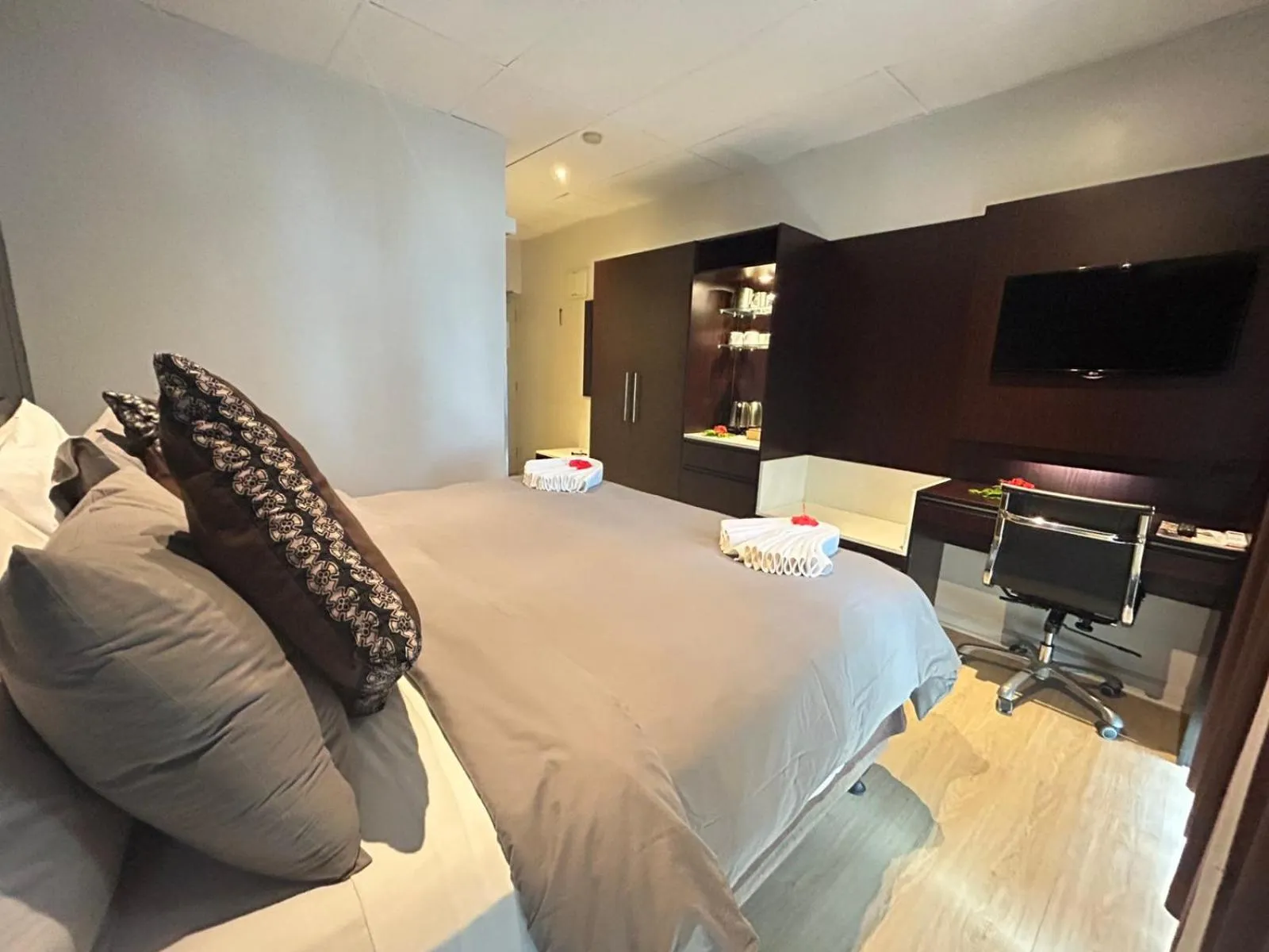 Bedroom, Bed in Smugglers Cove Beach Resort & Hotel