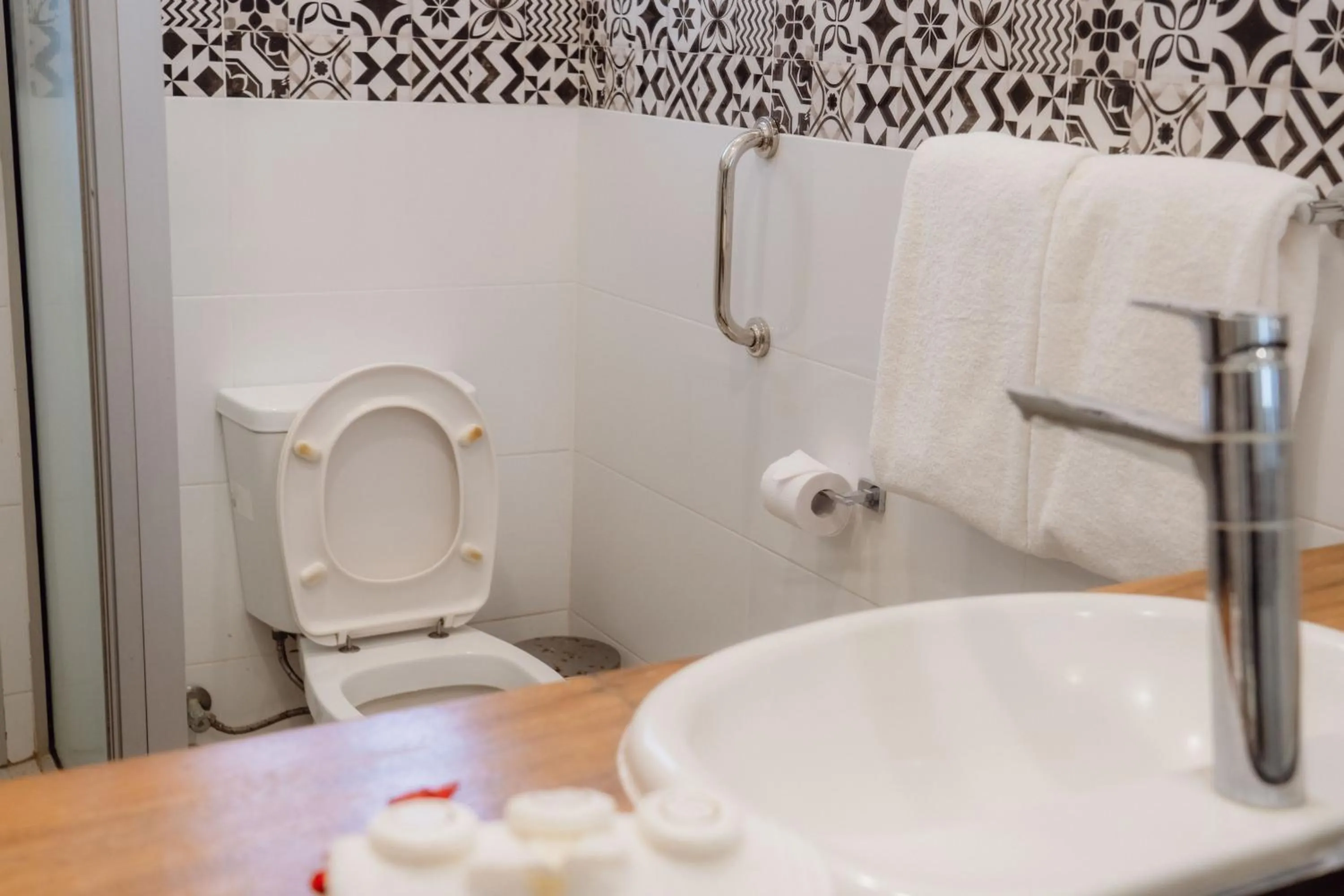 Bathroom in Smugglers Cove Beach Resort & Hotel