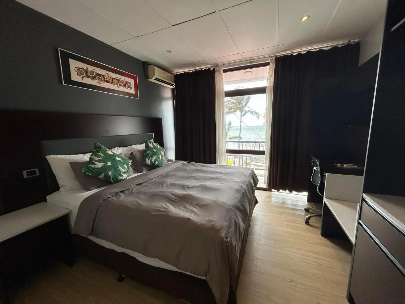 Bedroom, Bed in Smugglers Cove Beach Resort & Hotel