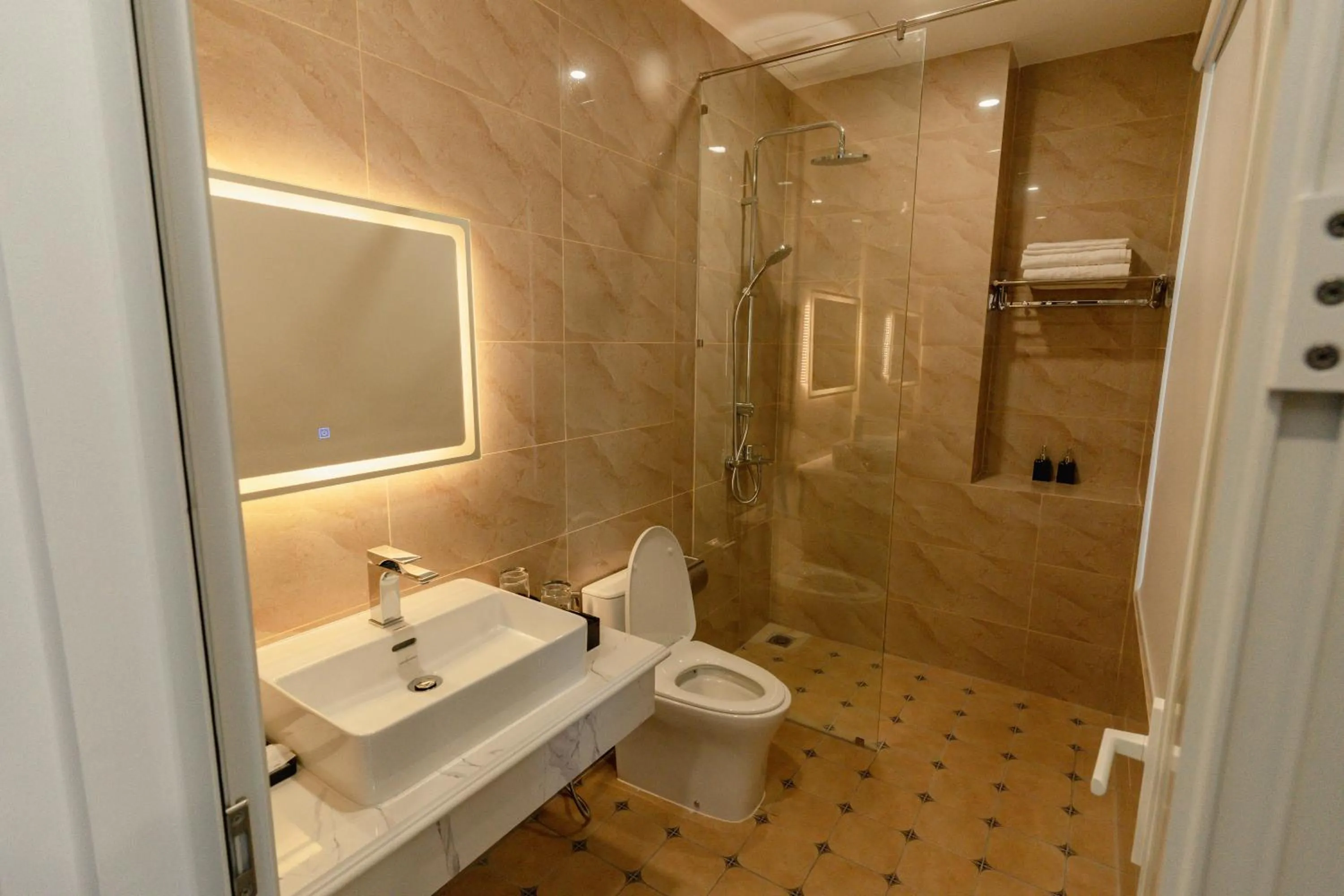 Toilet in Khách sạn Royal Phú Quốc