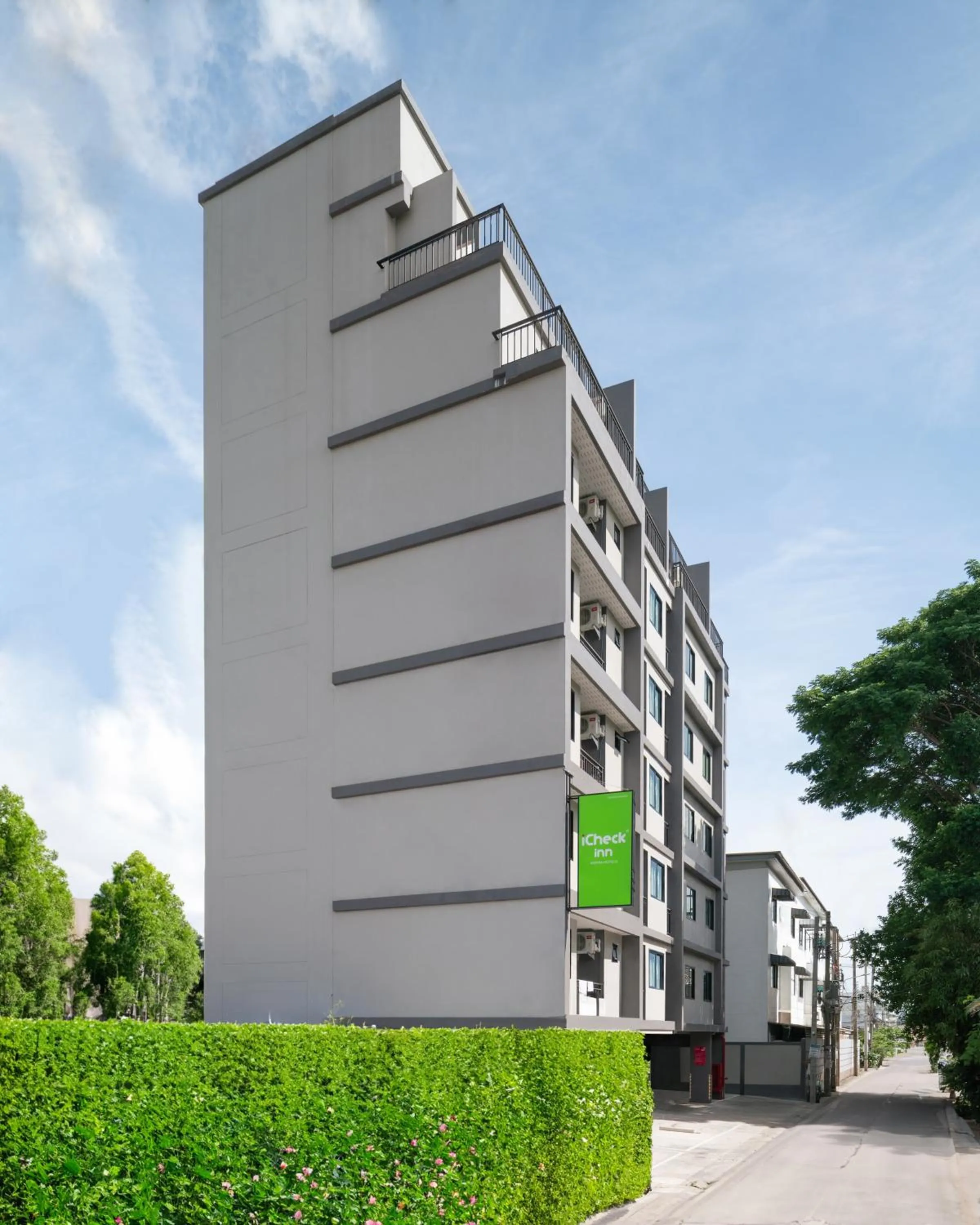 Property building in iCheck inn Darisa Ngamwongwan