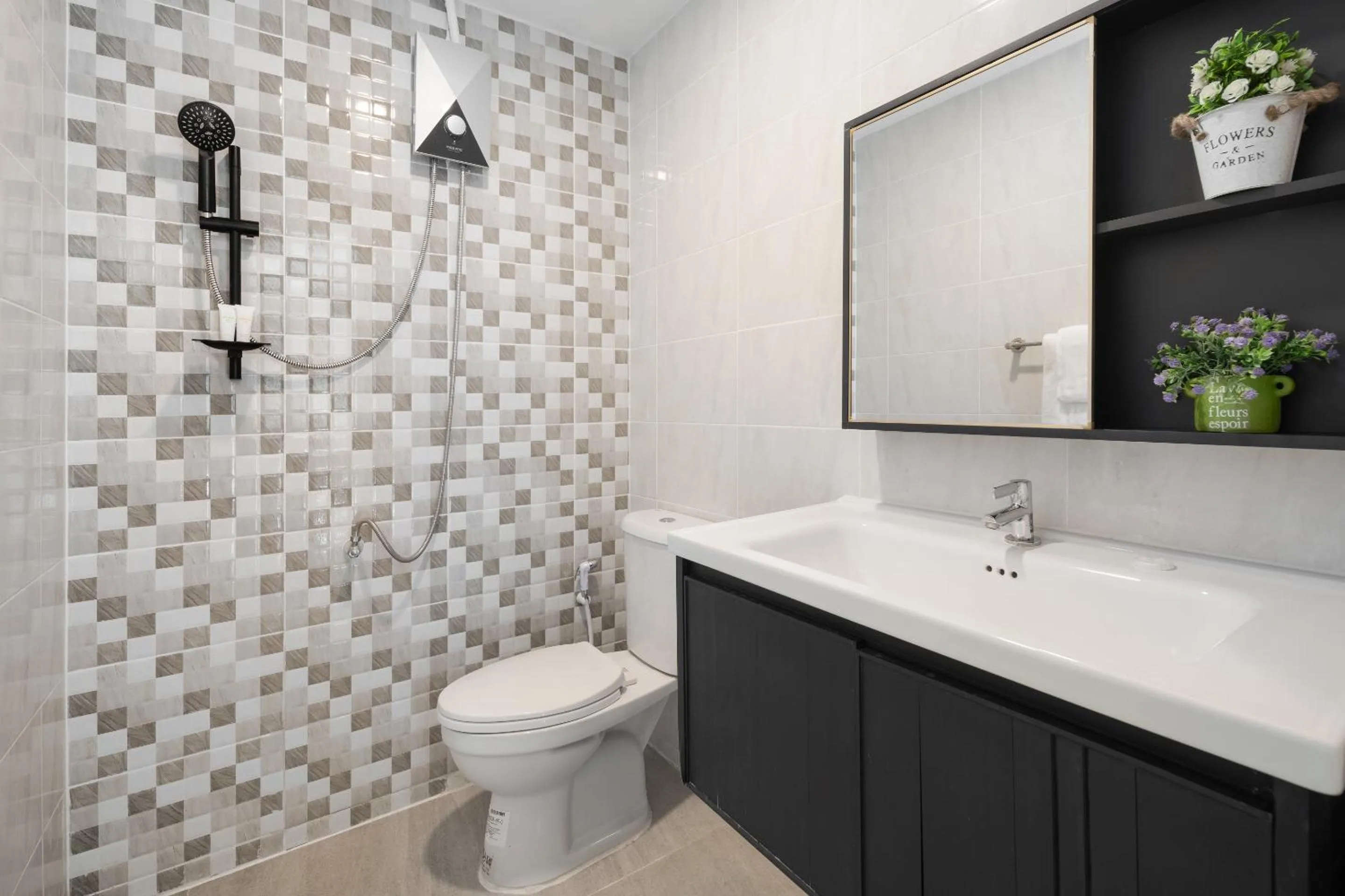 Toilet in iCheck inn Darisa Ngamwongwan