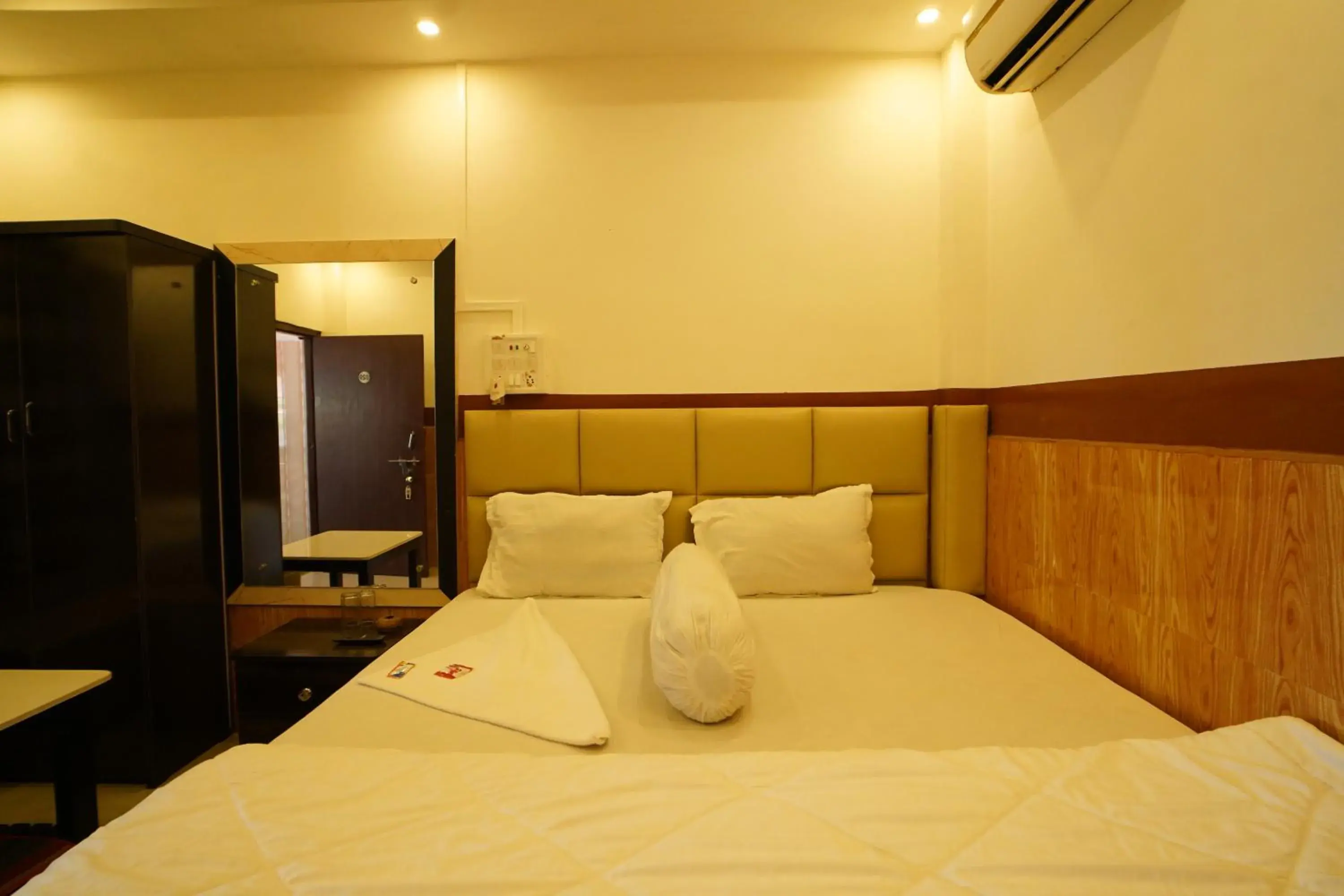 Deluxe Queen Room in Lake View Village Resort Deluxe Queen Room in Lake View Village Resort