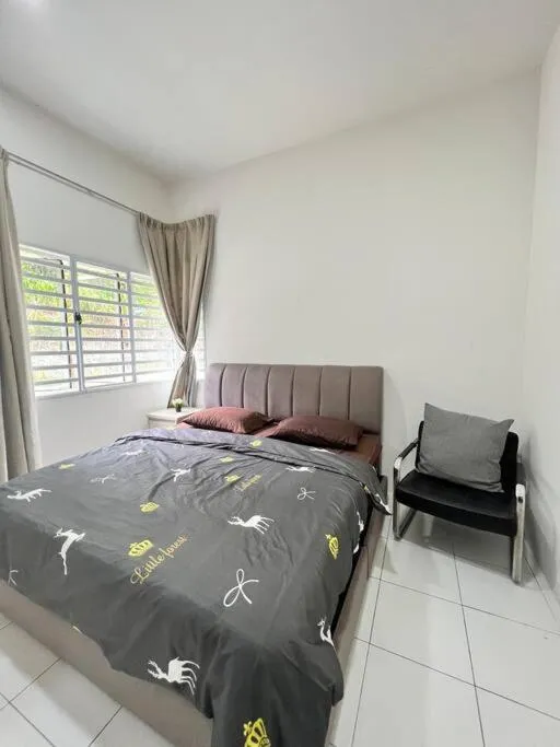 Bed in Lily King (modern and comfy)