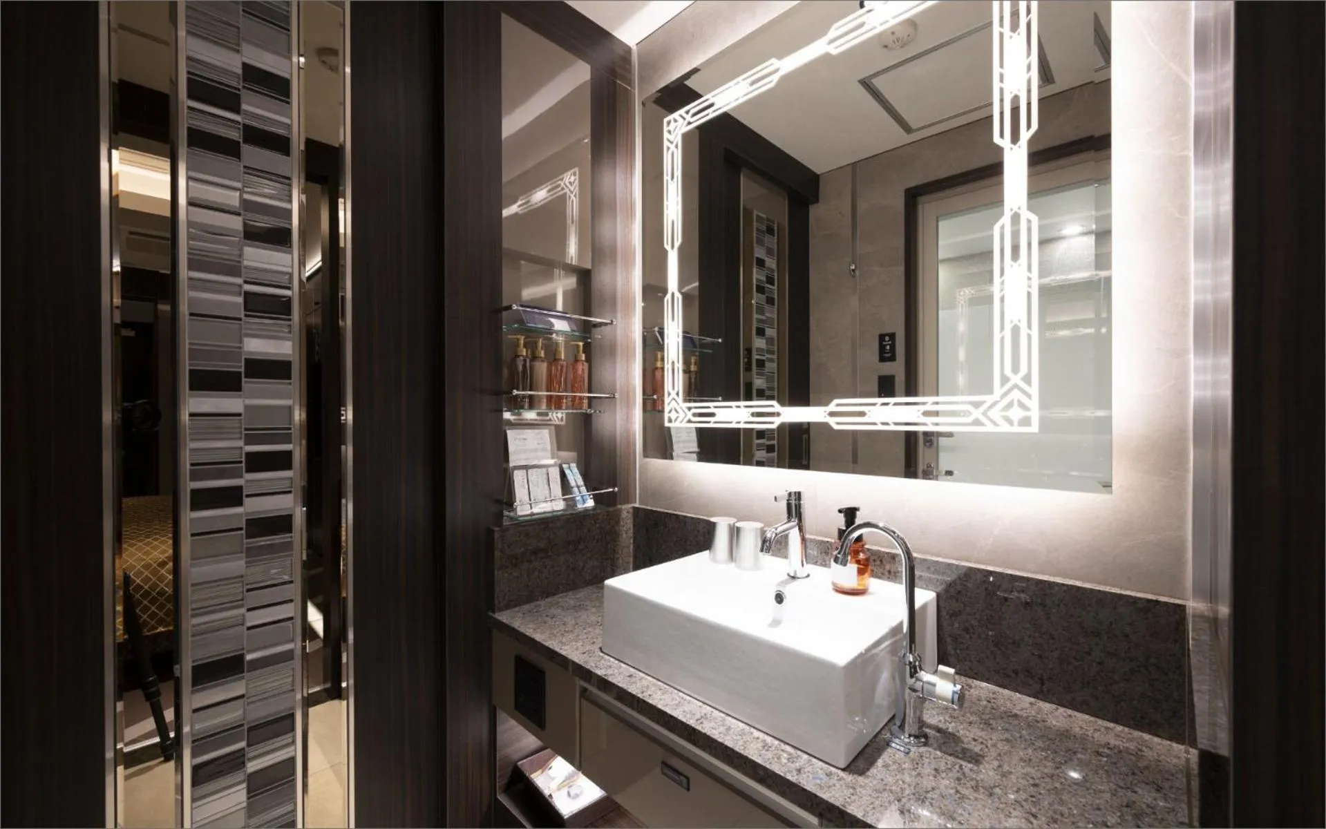 Shower in HOTEL KABUKI