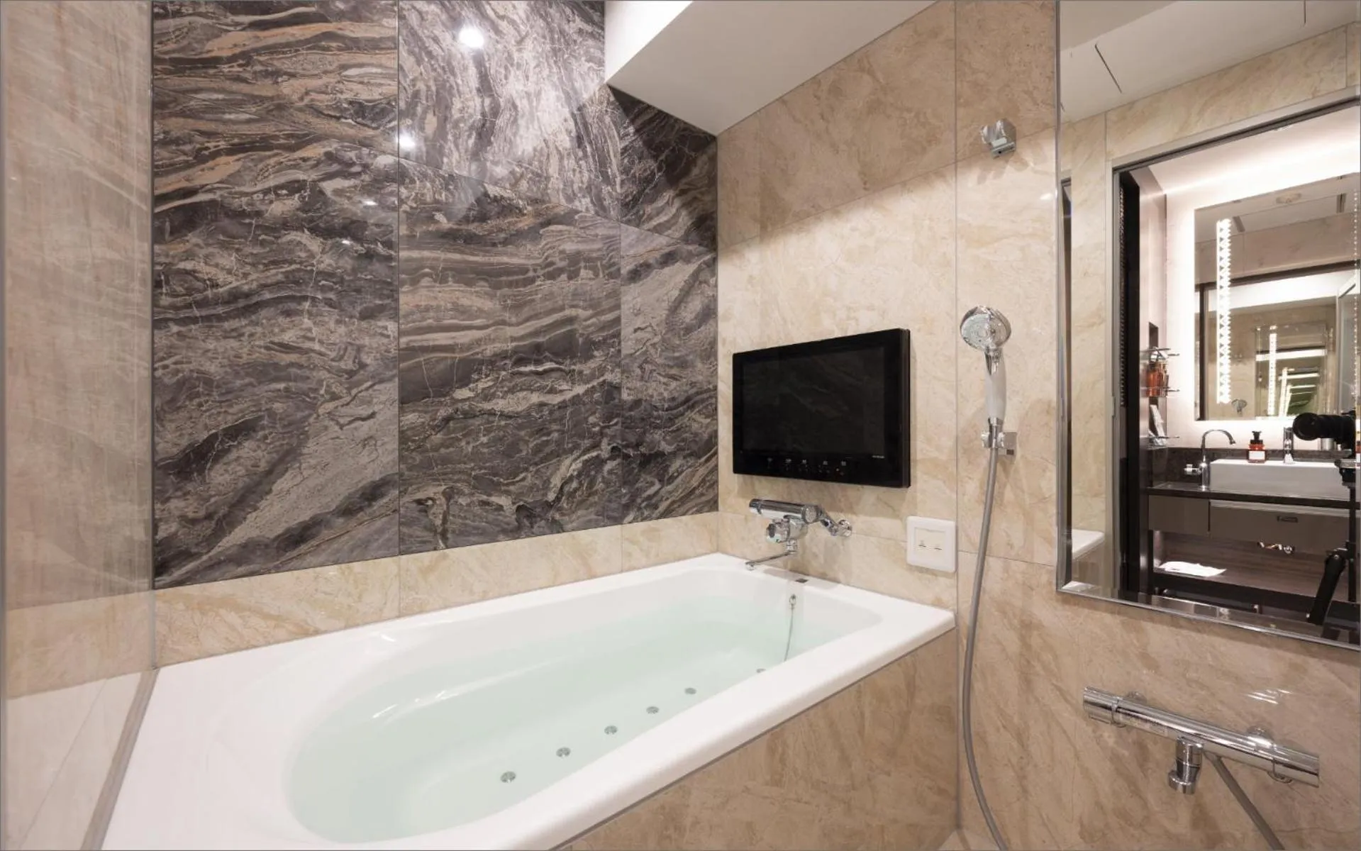 Shower in HOTEL KABUKI