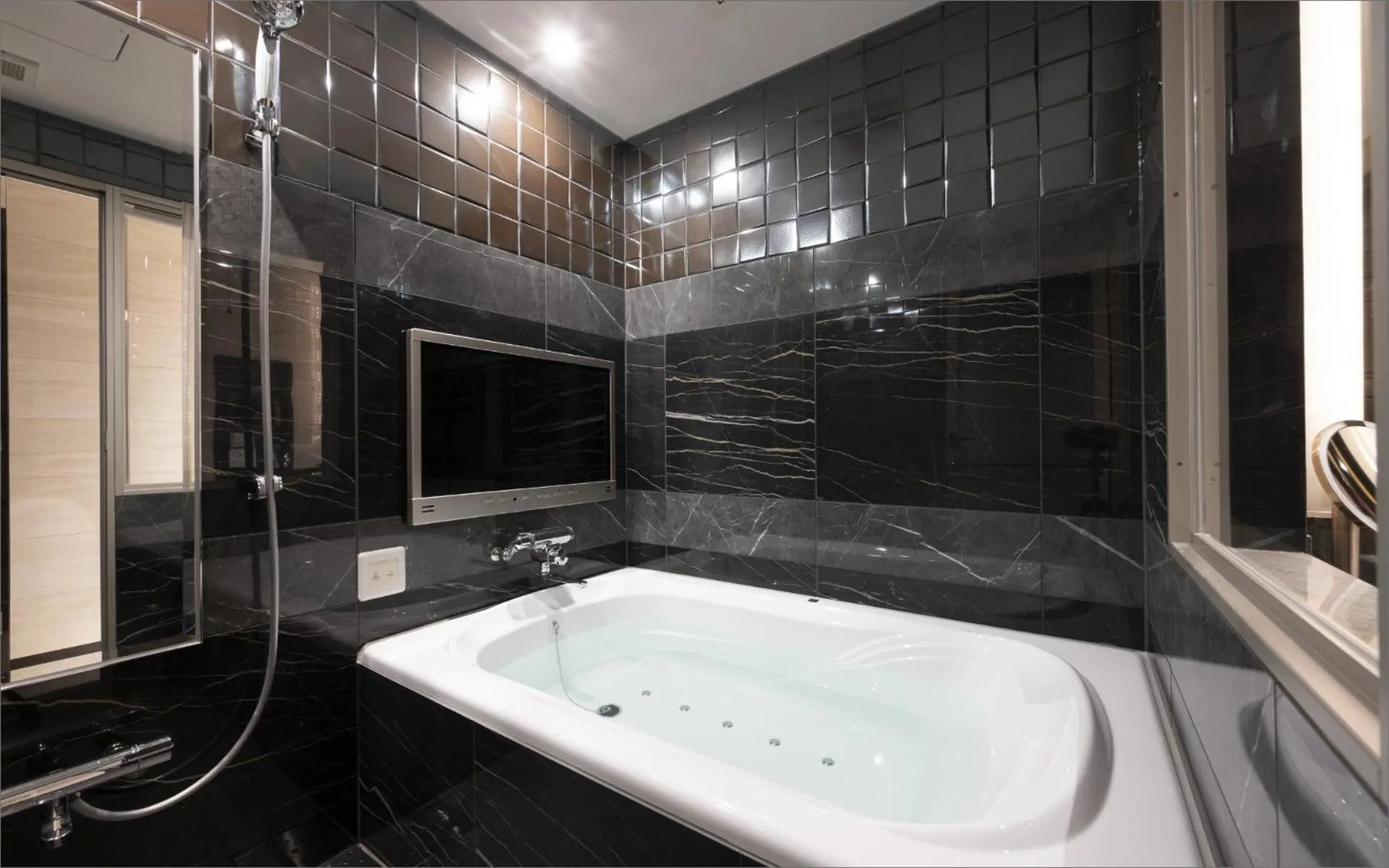 Shower in HOTEL KABUKI