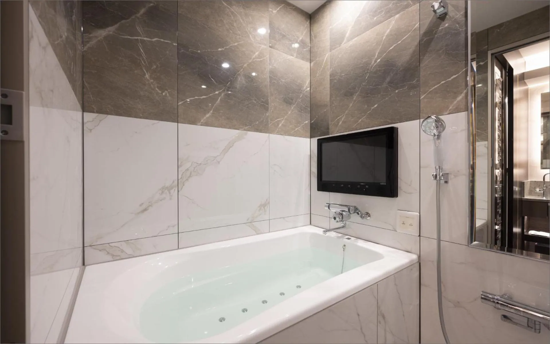 Shower in HOTEL KABUKI