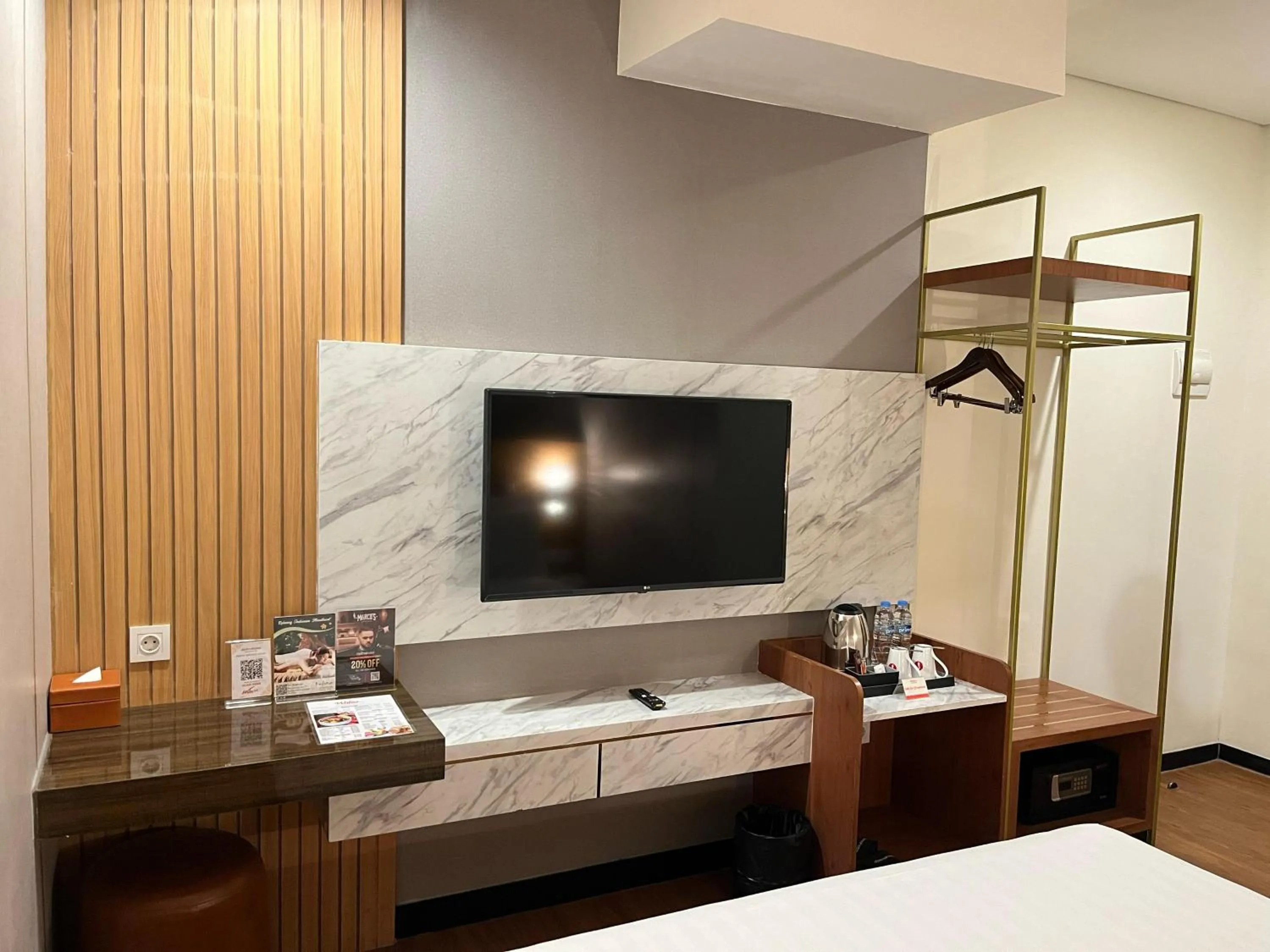 TV and multimedia, Bed in d'primahotel Airport Jakarta Terminal 3 Wellness Center