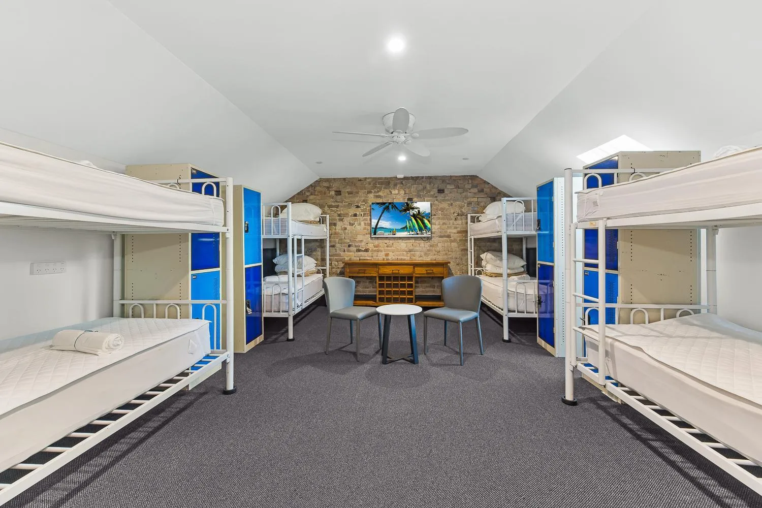 Bed in London Plane Backpackers