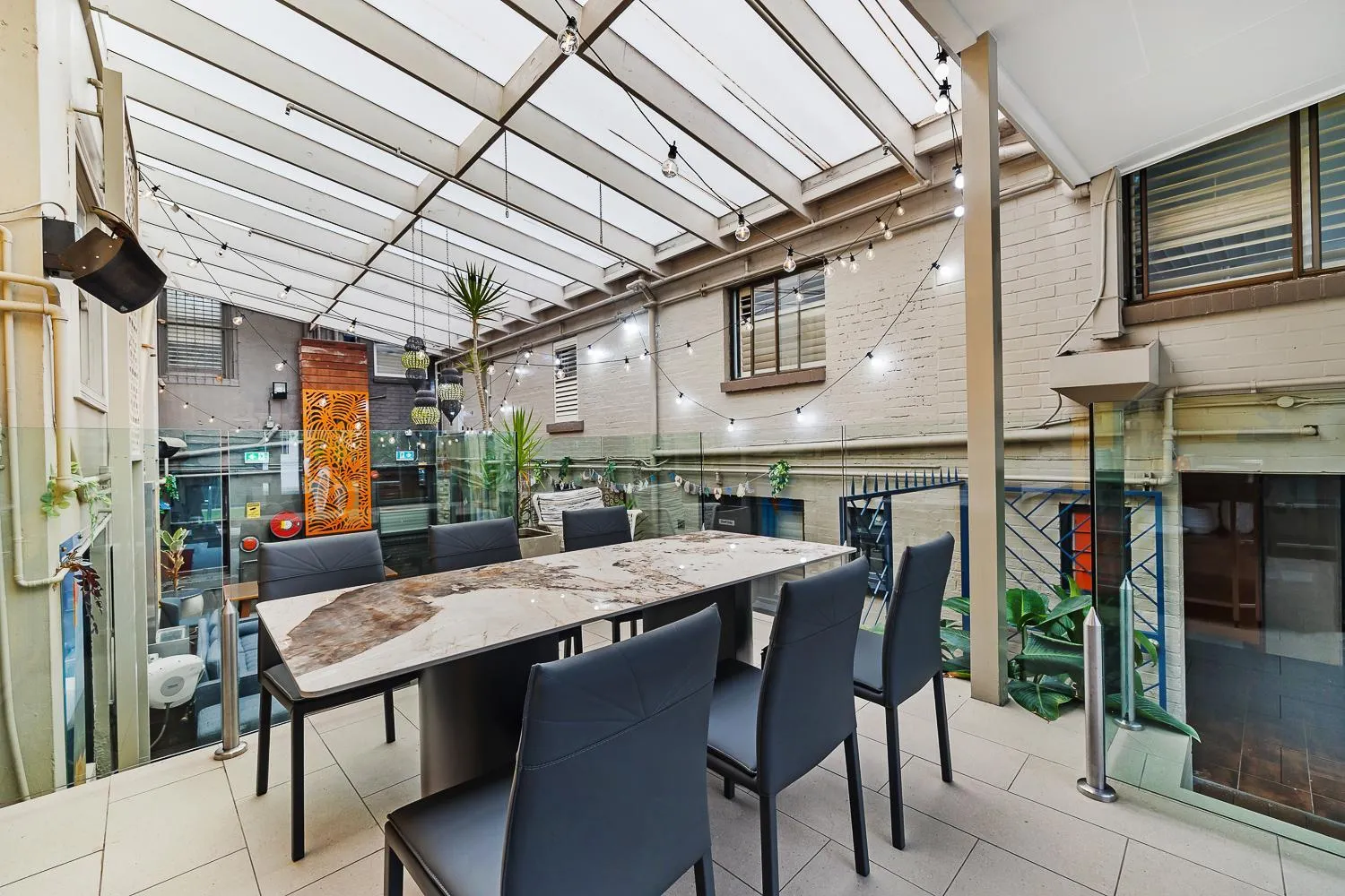 Communal lounge/ TV room in London Plane Backpackers