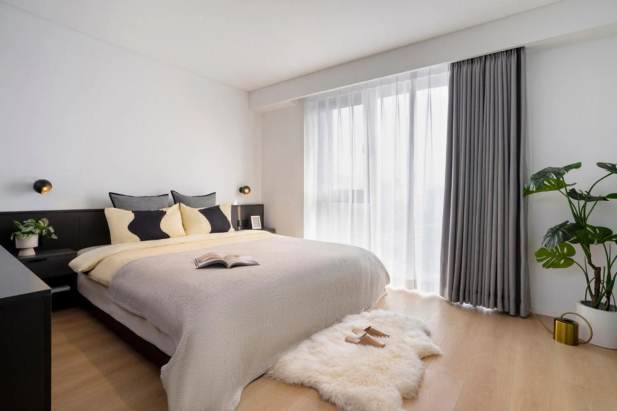 Bedroom, Bed in base-Beijing Wangfujing Serviced Apartment- in Hutong &Bike rental &Close to Forbidden City, Tian'anmen Square &Subway nearby &Free coffee &Washing machine,Kitchen &Restaurant discount &English speaking &High speed free WiFi