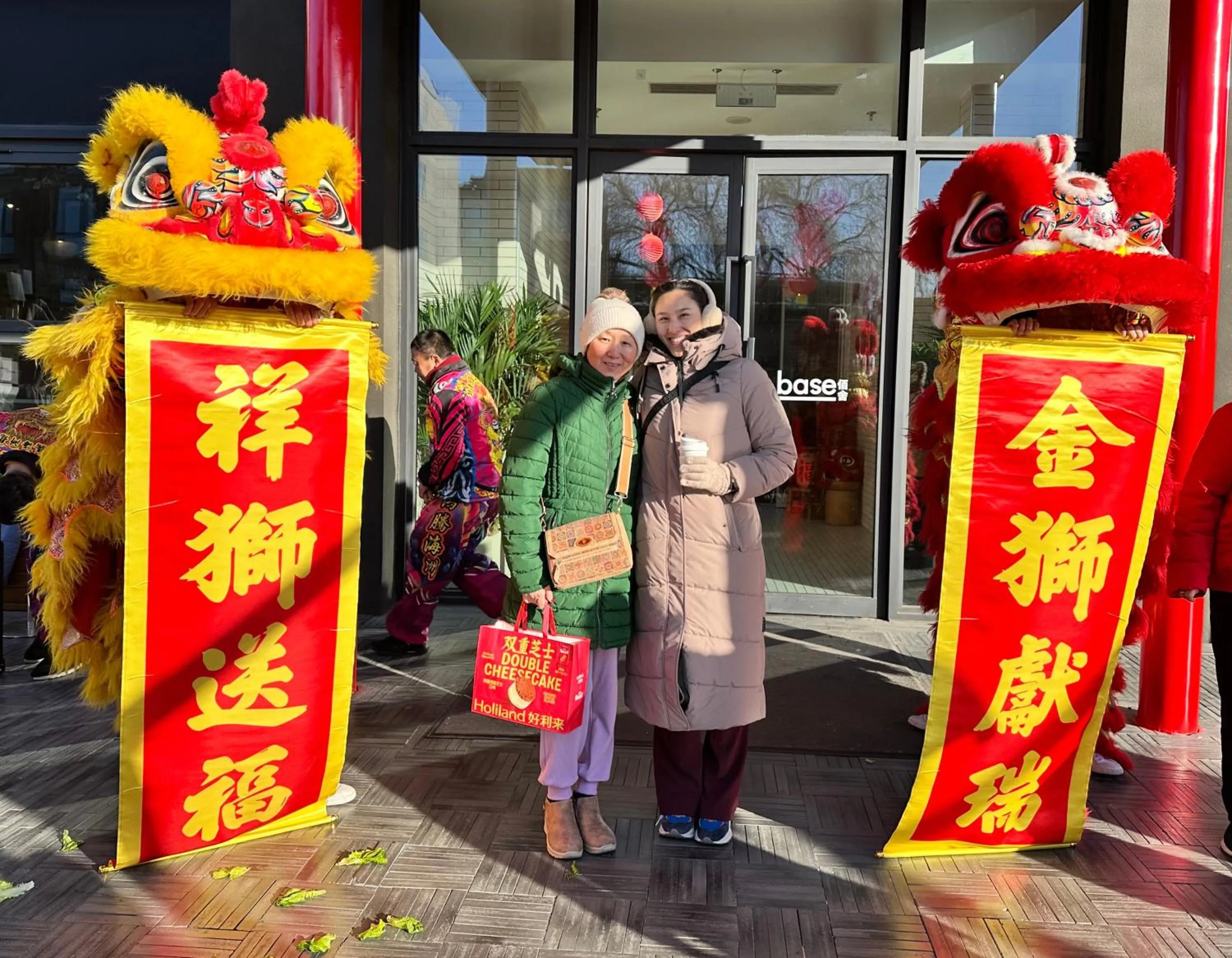 People in base-Beijing Wangfujing Serviced Apartment- in Hutong &Bike rental &Close to Forbidden City, Tian'anmen Square &Subway nearby &Free coffee &Washing machine,Kitchen &Restaurant discount &English speaking &High speed free WiFi