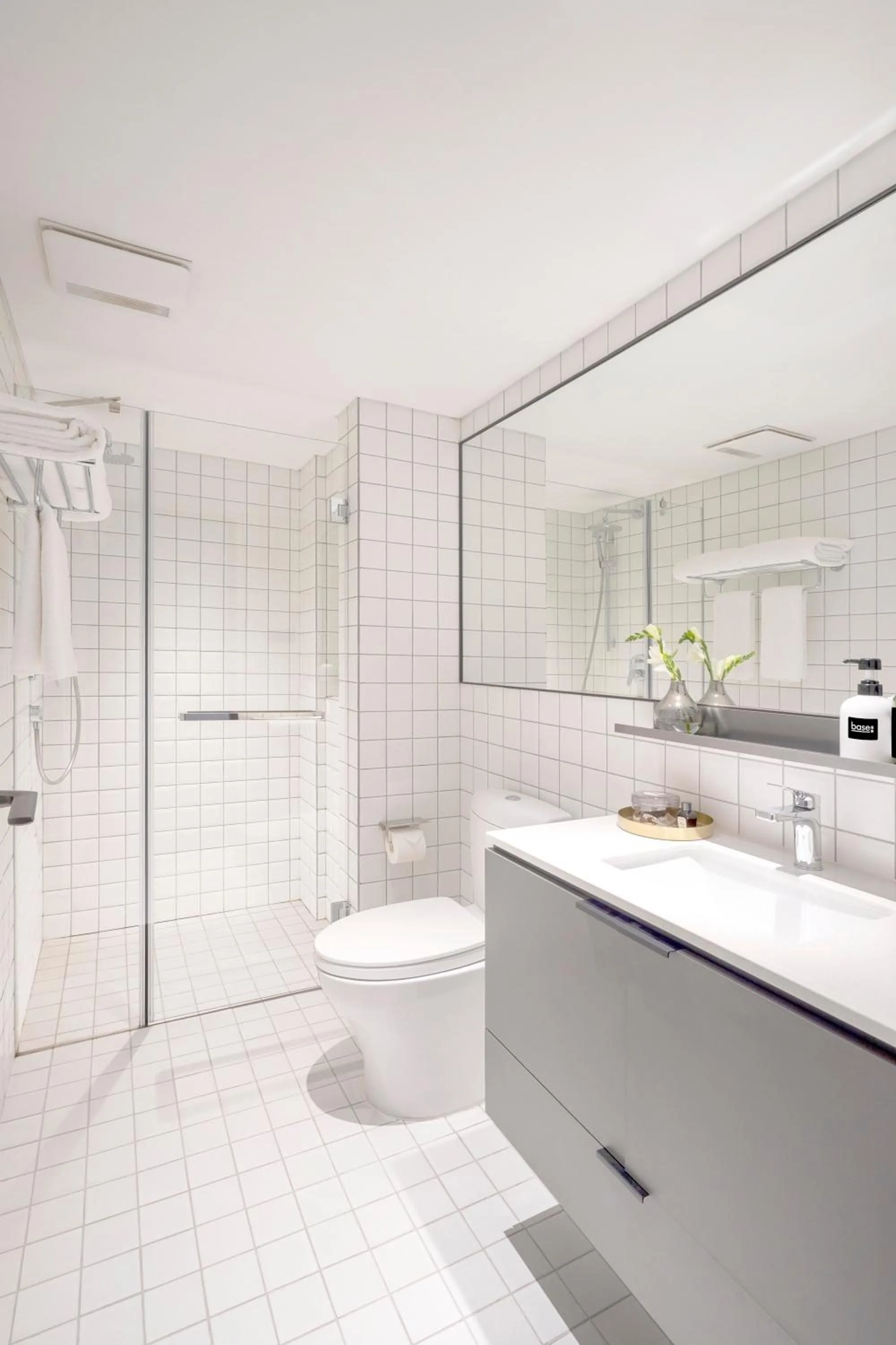 Shower in base-Beijing Wangfujing Serviced Apartment- in Hutong &Bike rental &Close to Forbidden City, Tian'anmen Square &Subway nearby &Free coffee &Washing machine,Kitchen &Restaurant discount &English speaking &High speed free WiFi