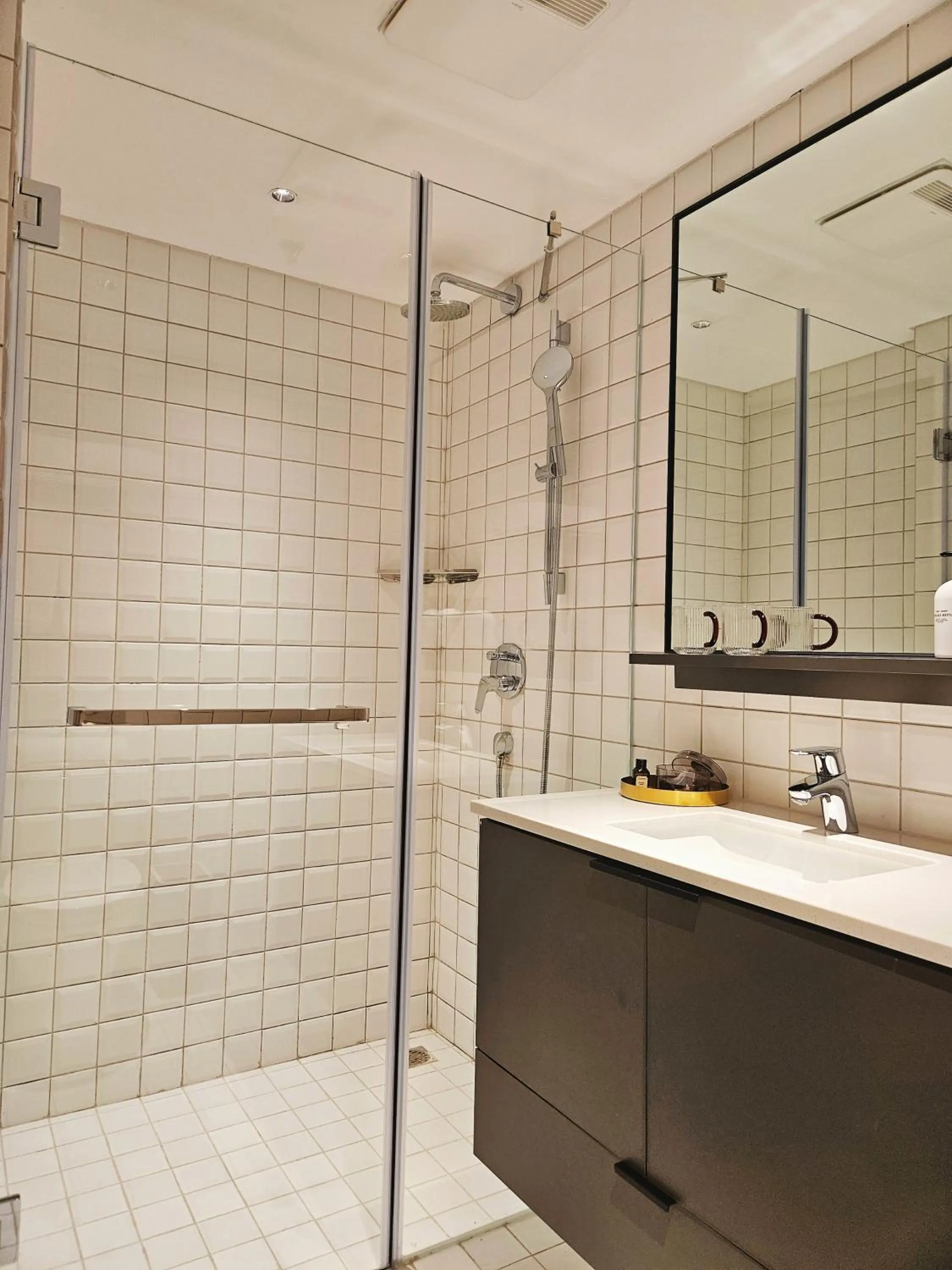 Shower in base-Beijing Wangfujing Serviced Apartment- in Hutong &Bike rental &Close to Forbidden City, Tian'anmen Square &Subway nearby &Free coffee &Washing machine,Kitchen &Restaurant discount &English speaking &High speed free WiFi