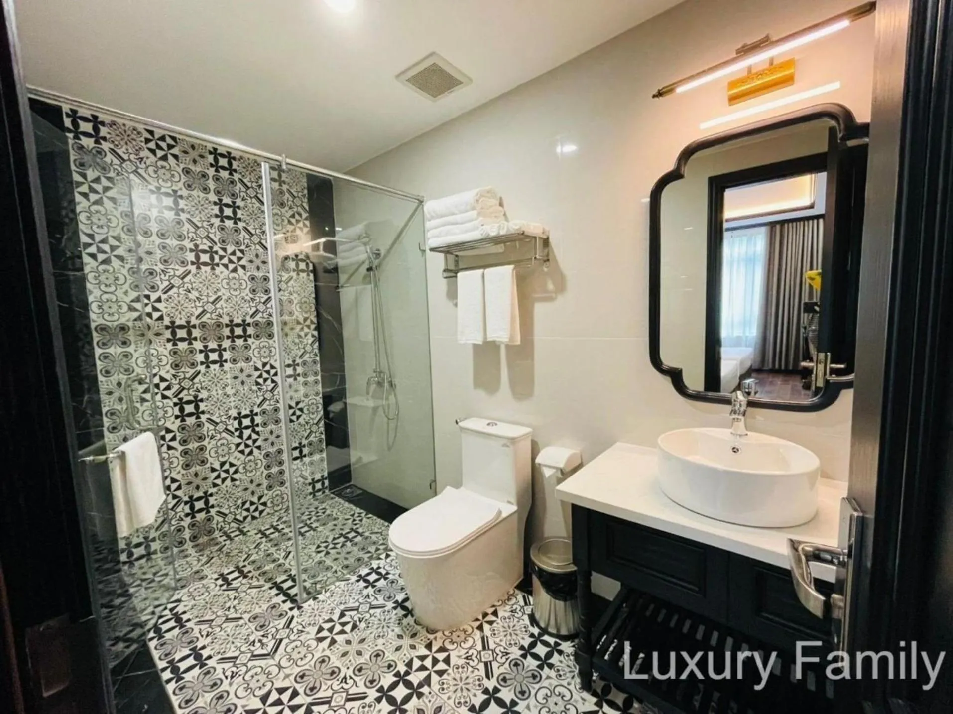 Shower in Moma Paris Hotel Ninh Bình