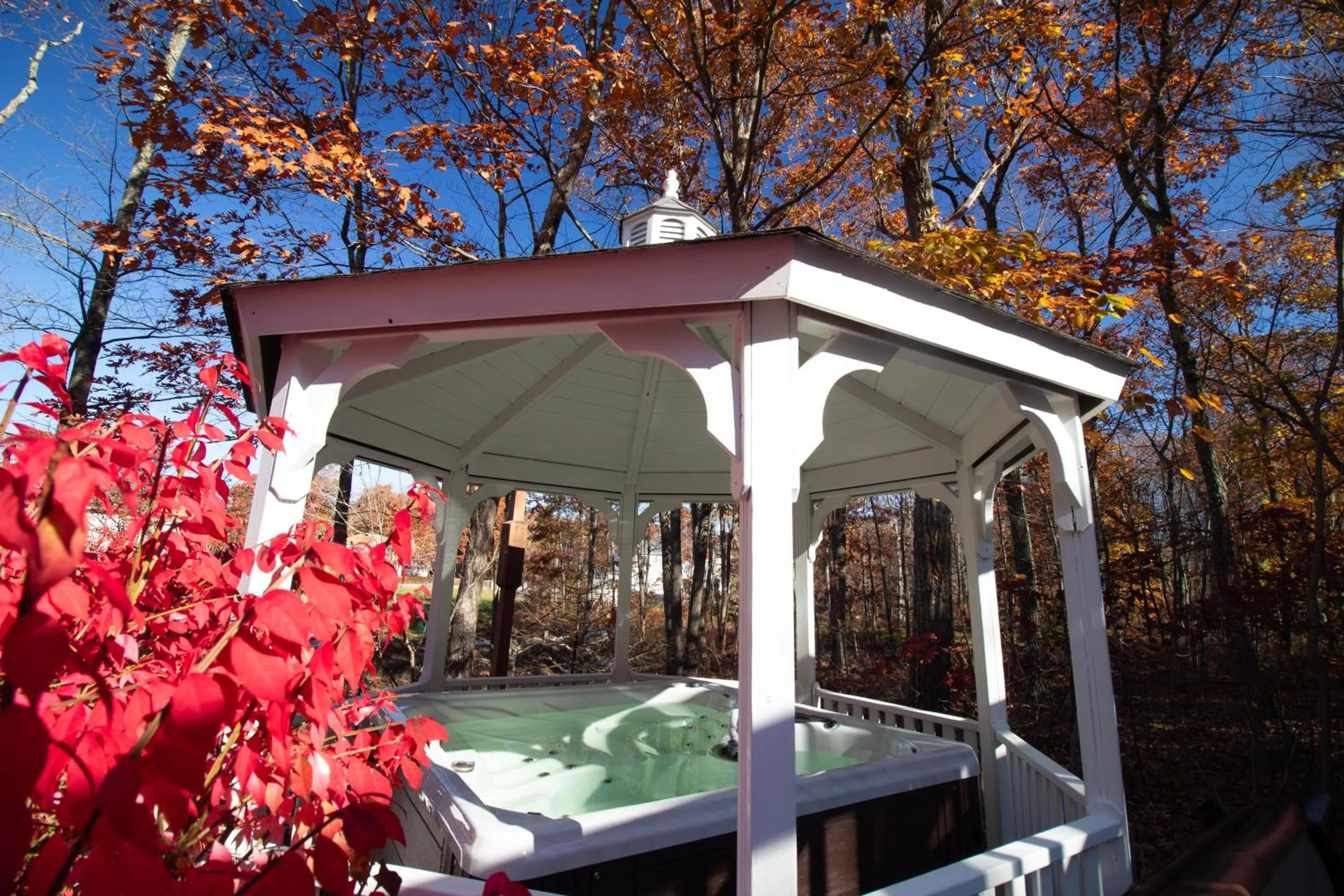 Hot Tub in Stunning Poconos Villa- Hot Tub, Pool, Game Room, BBQ & more