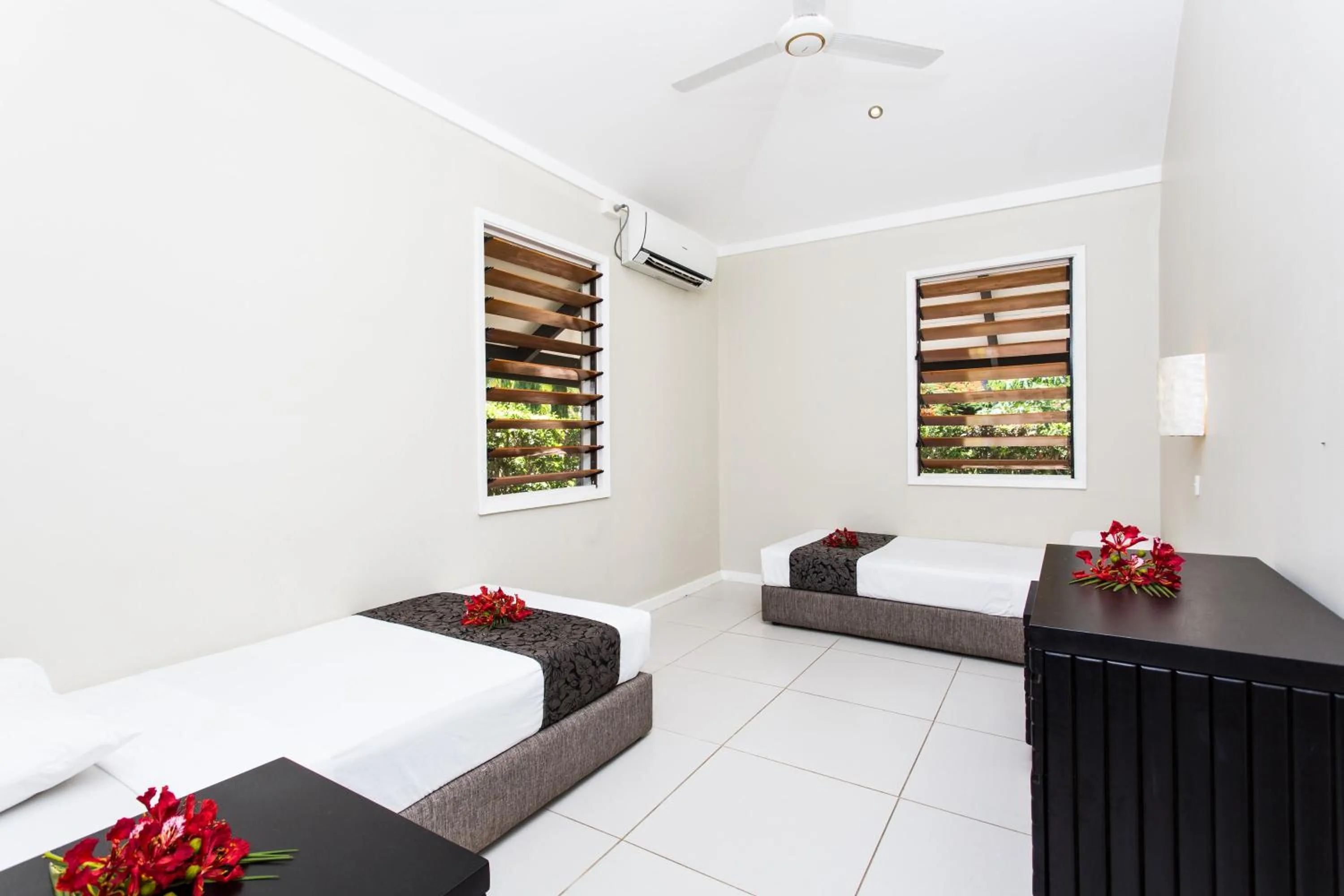 Photo of the whole room, Bed in Plantation Island Resort