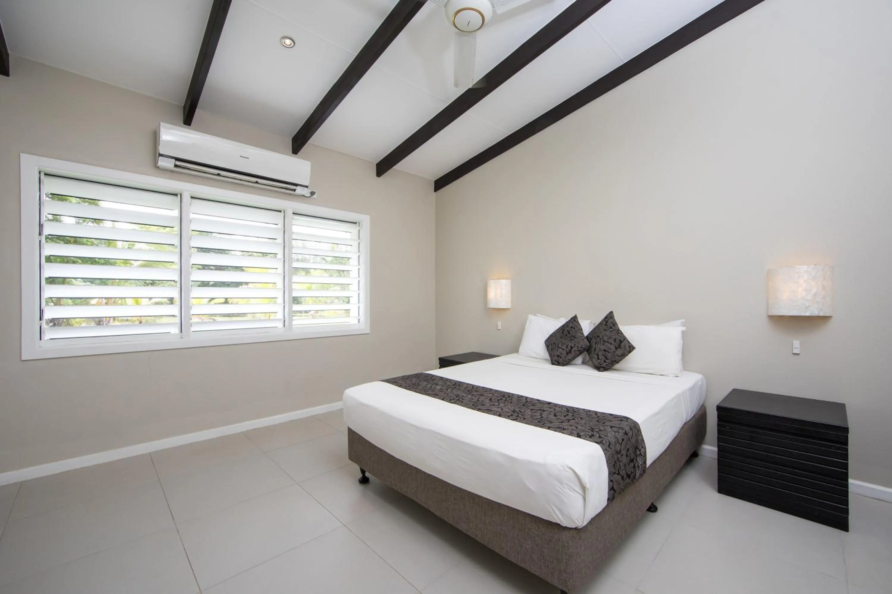 Bedroom, Bed in Plantation Island Resort