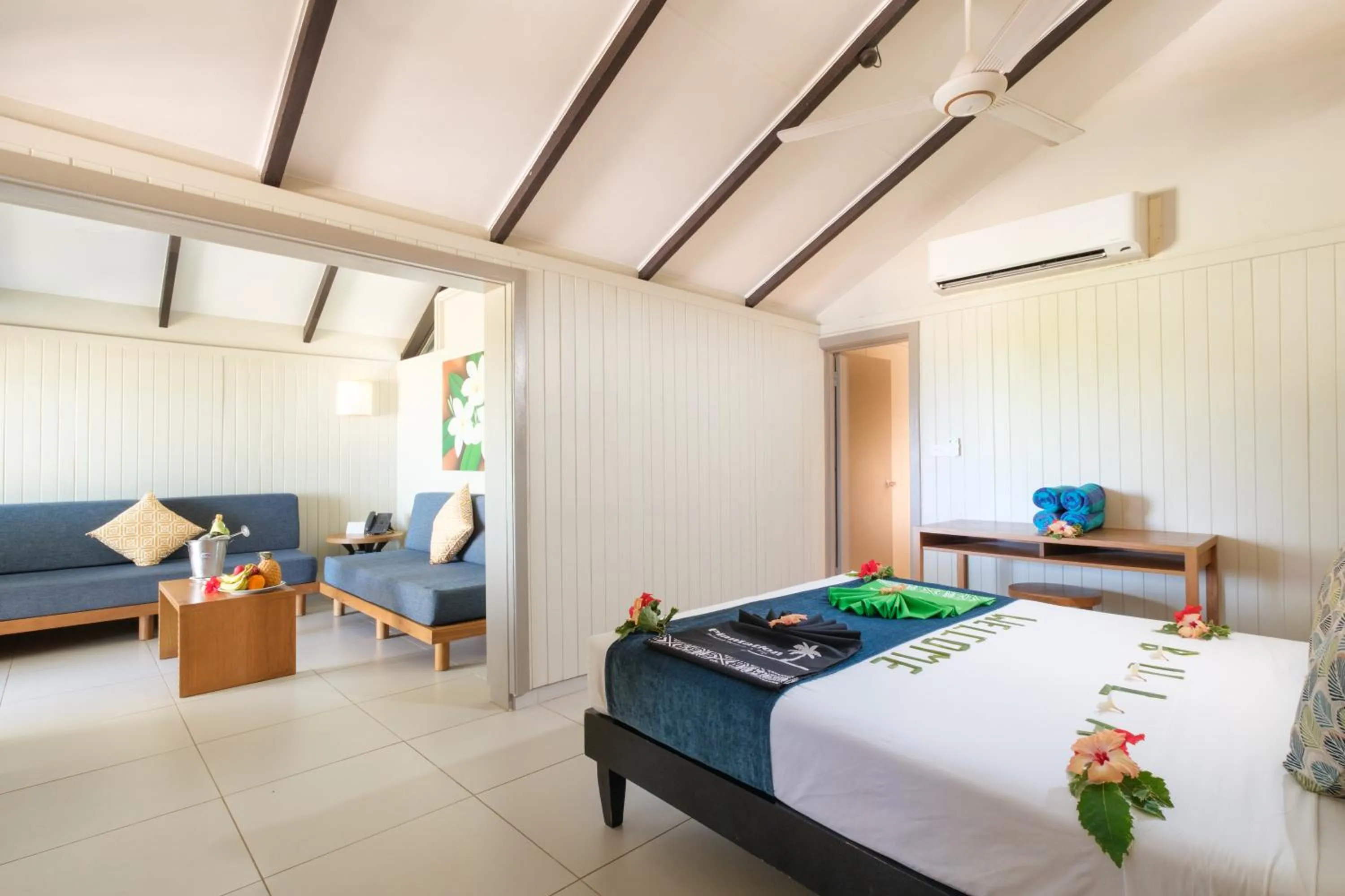 Living room, Bed in Plantation Island Resort