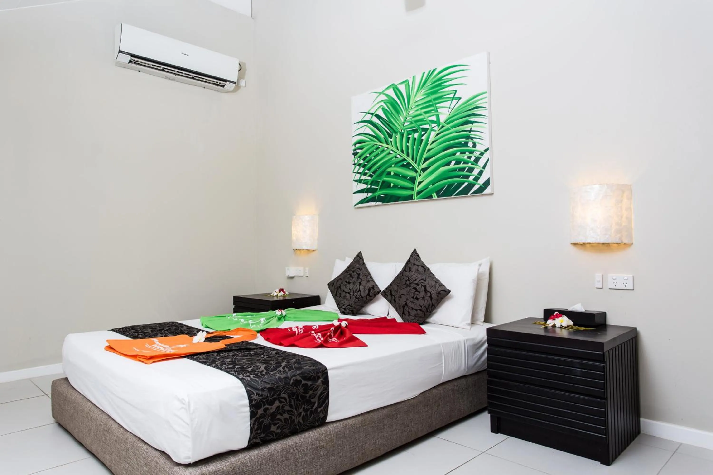 Bed in Plantation Island Resort