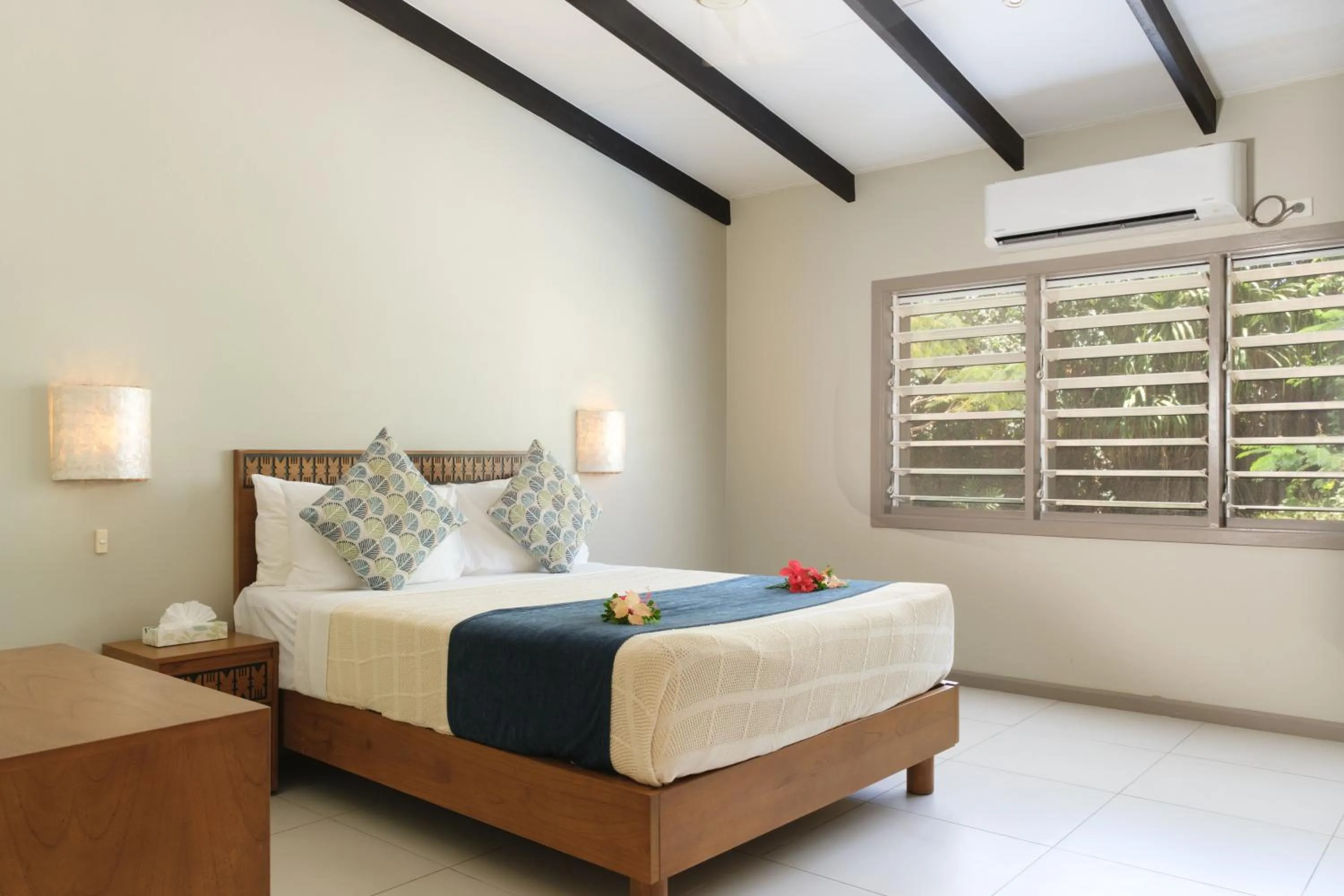 Bed in Plantation Island Resort